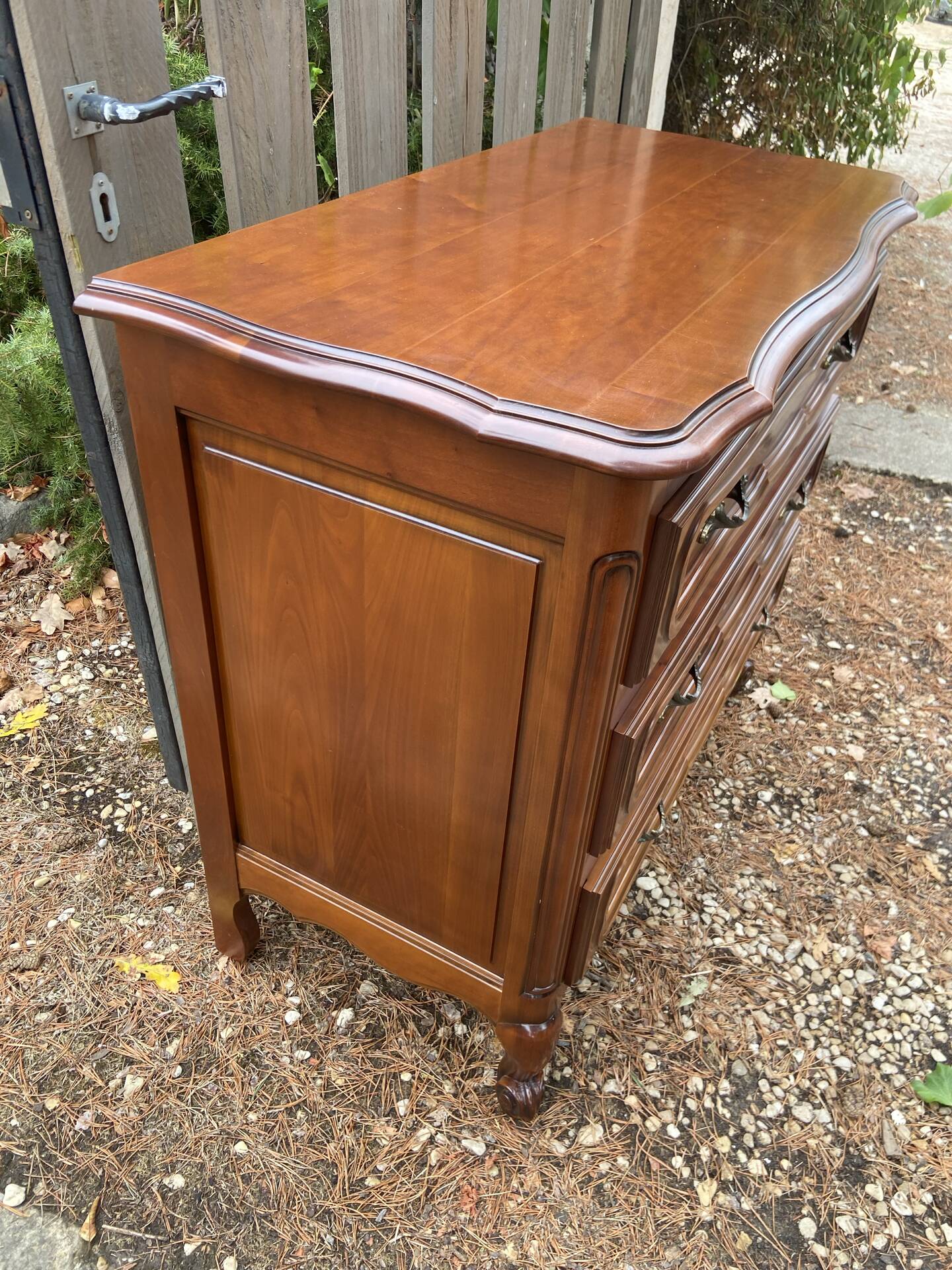 Louis XV style commode from the 1970s in solid wood.