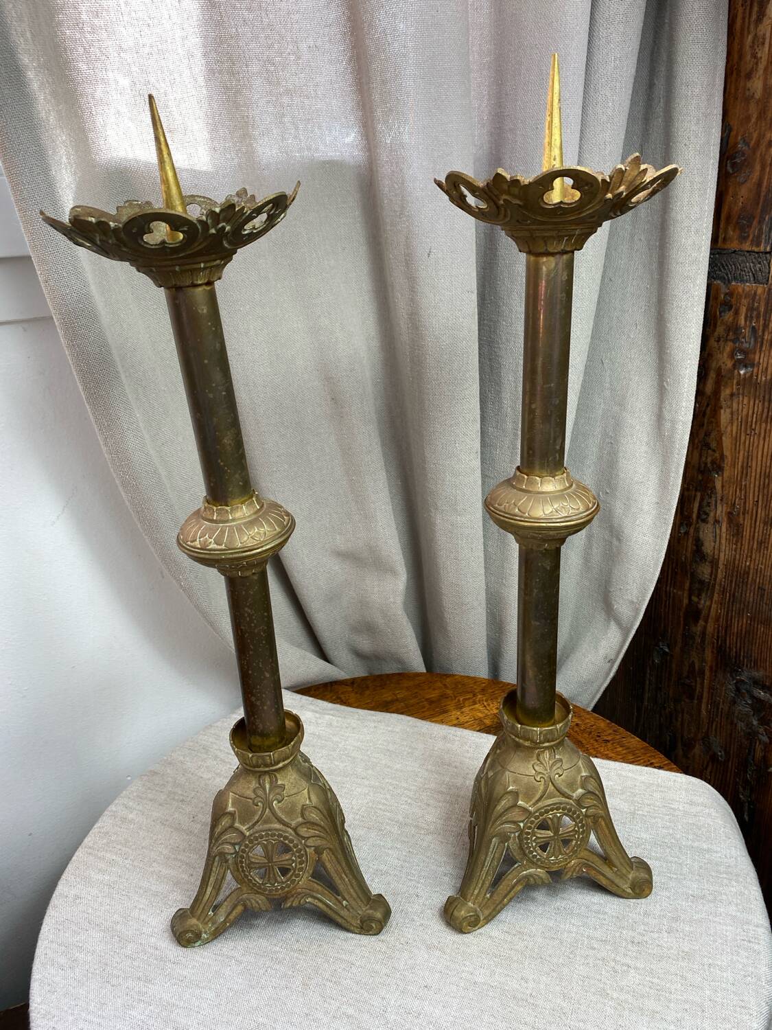 Paire de piques-cierges d’église en bronze et laiton