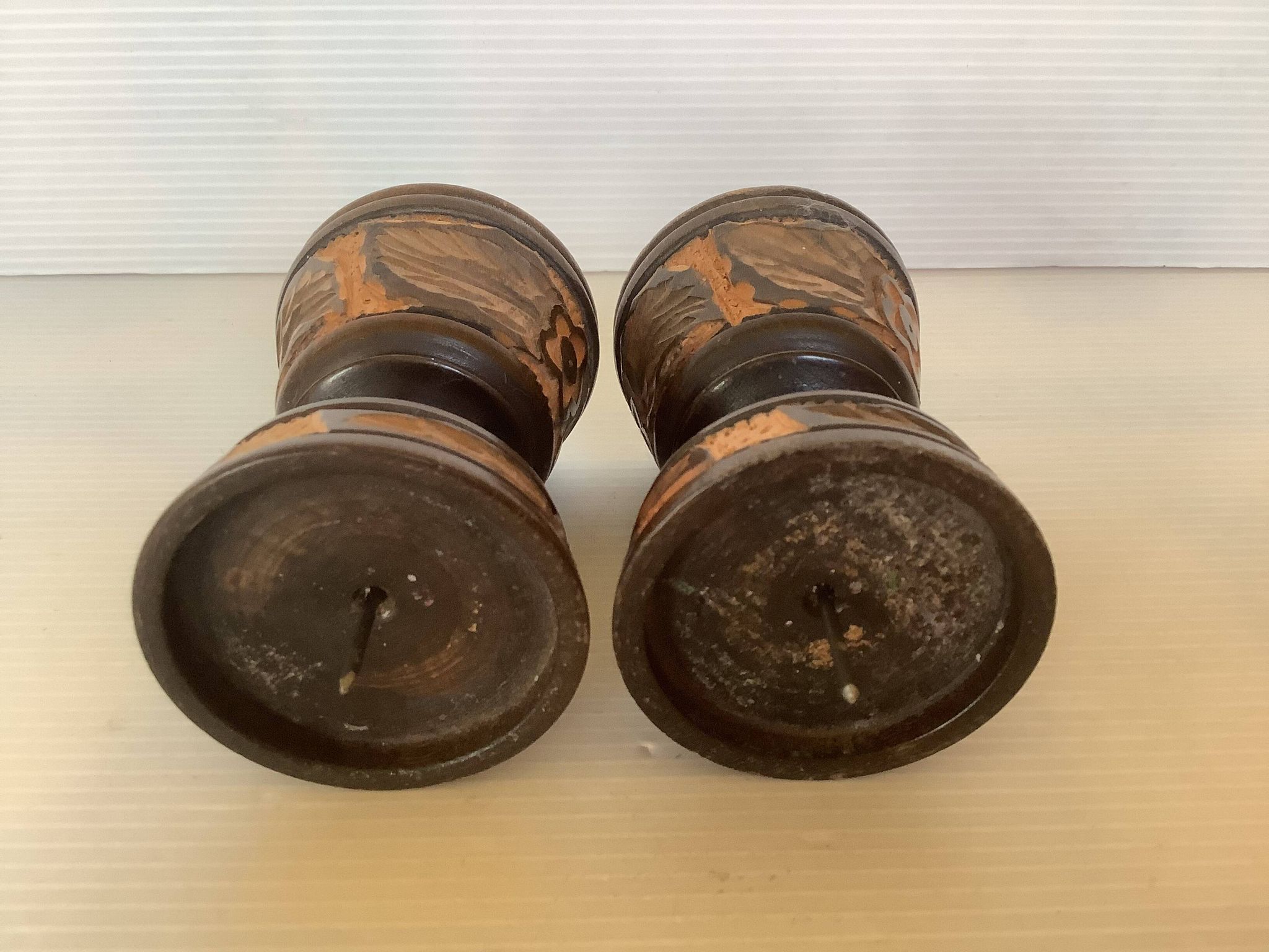 Paire de bougeoirs en bois sculpté