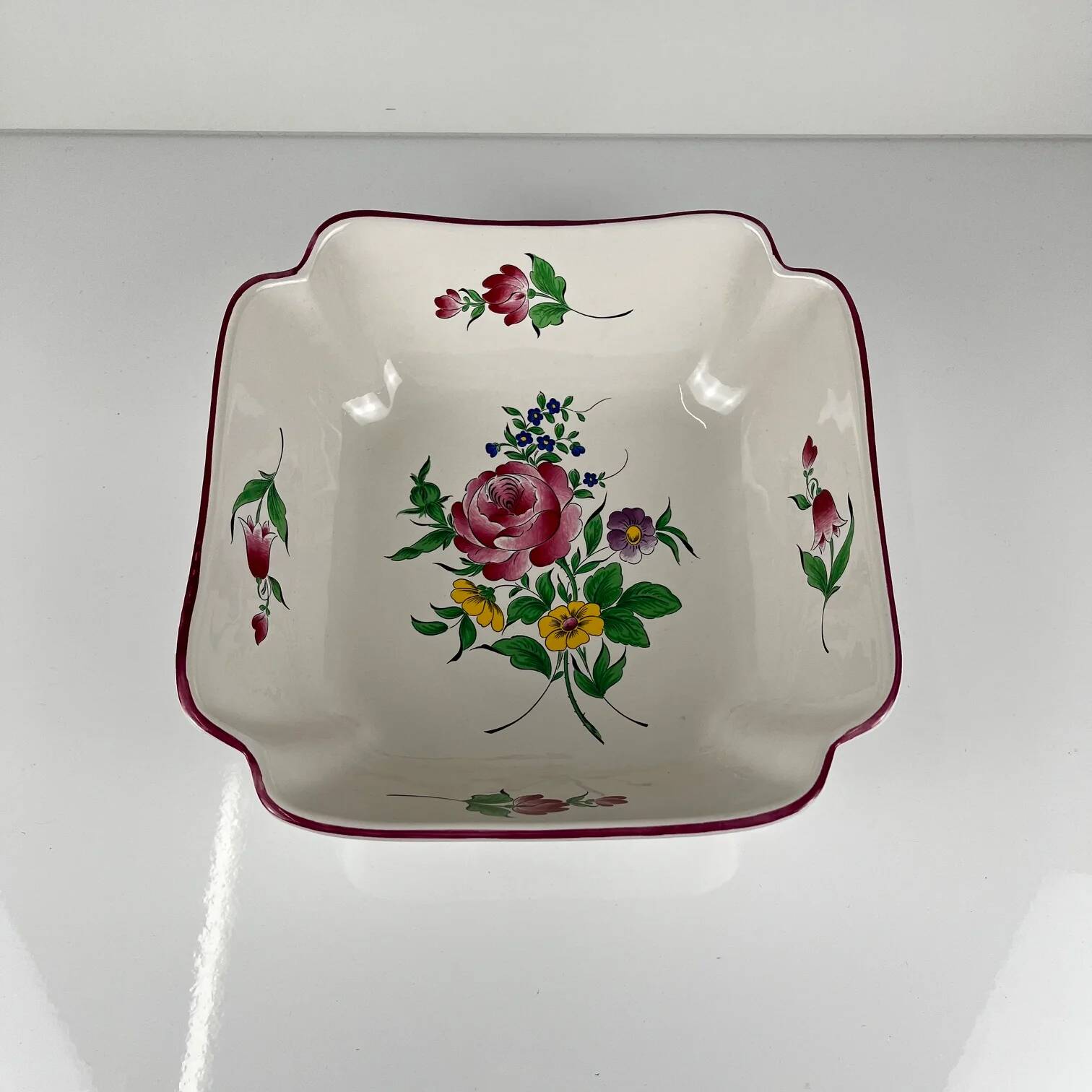 Square salad bowl, lantern model by KG Lunéville, rose pattern.