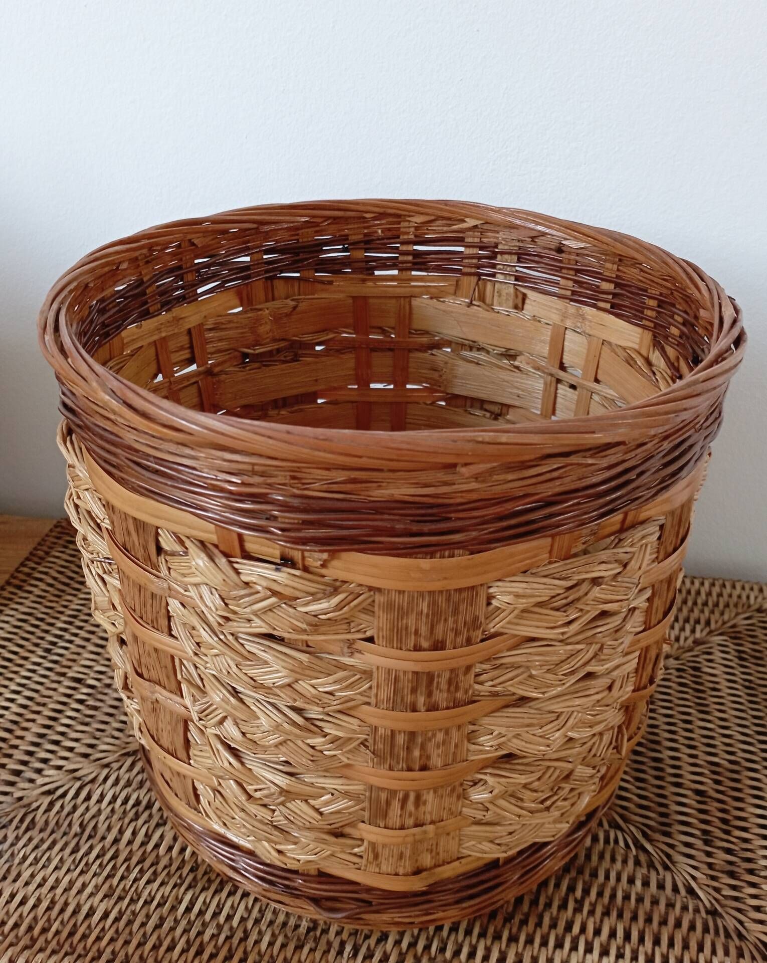 Vintage rattan and bamboo basket - Traditional weaving from China