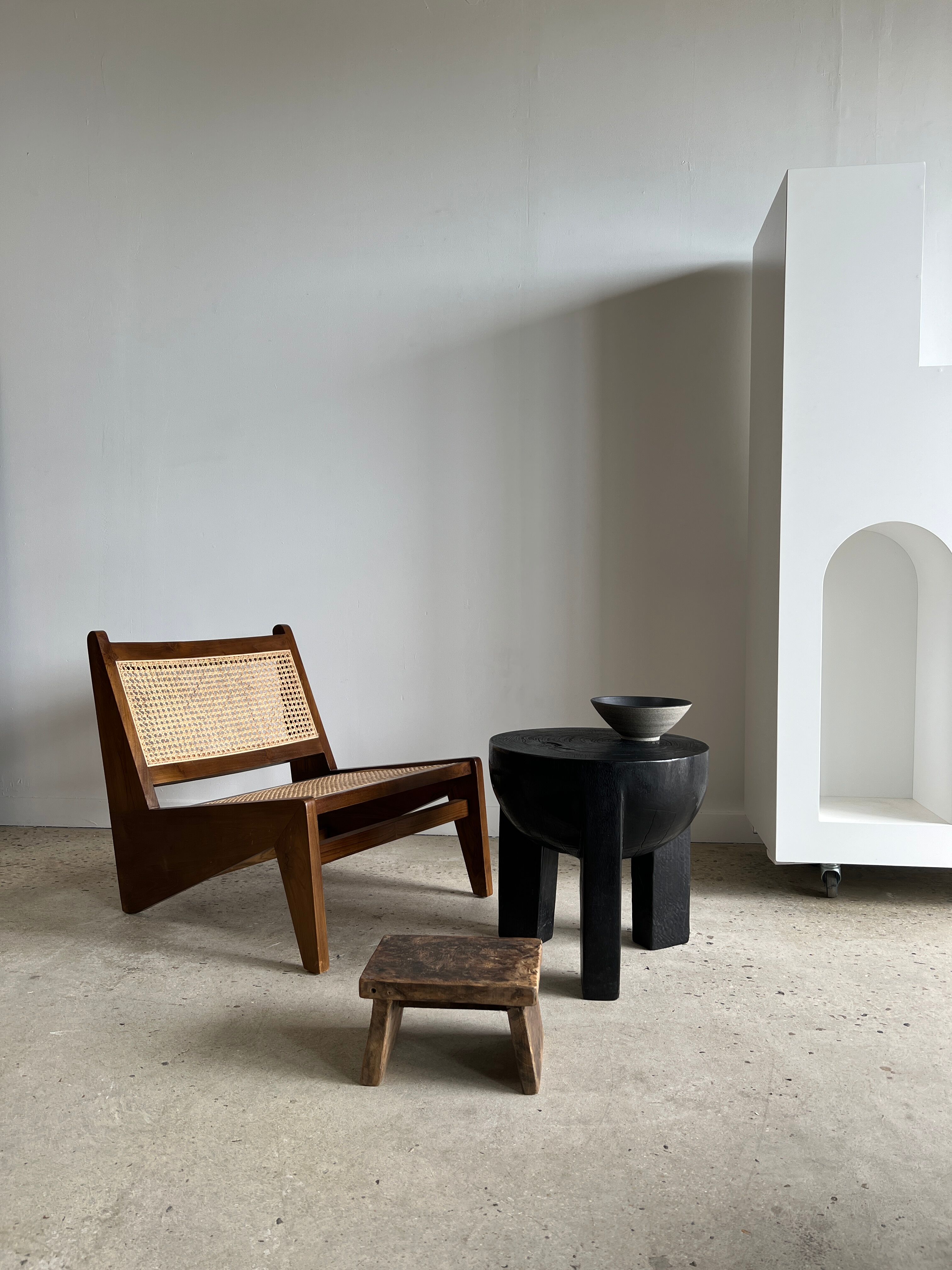 Black mango wood tripod side table with a semi-spherical top, height: 45 cm, diameter: 44 cm.