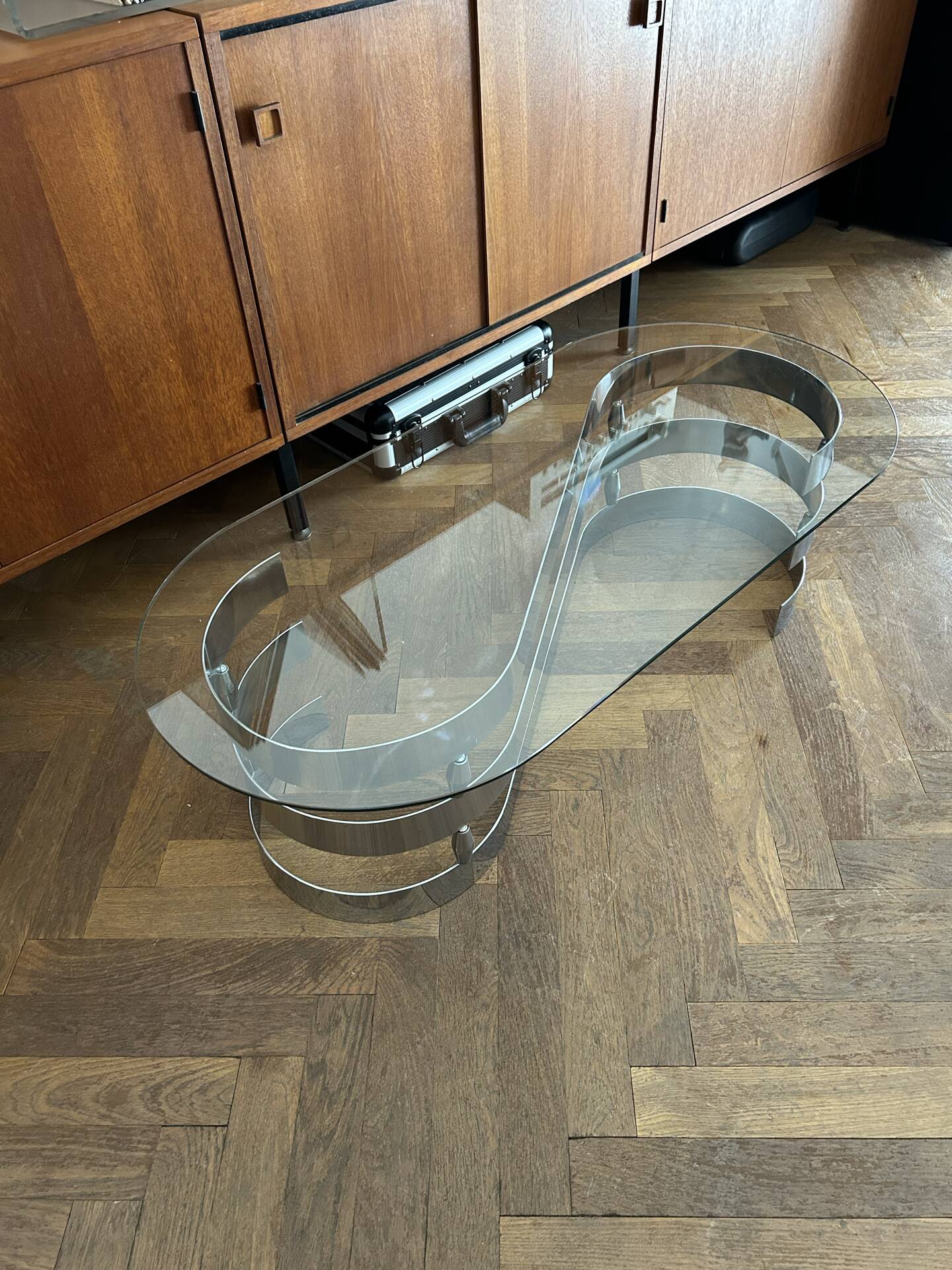 Table basse ovale design années 70 en verre et pieds chromé « S »
