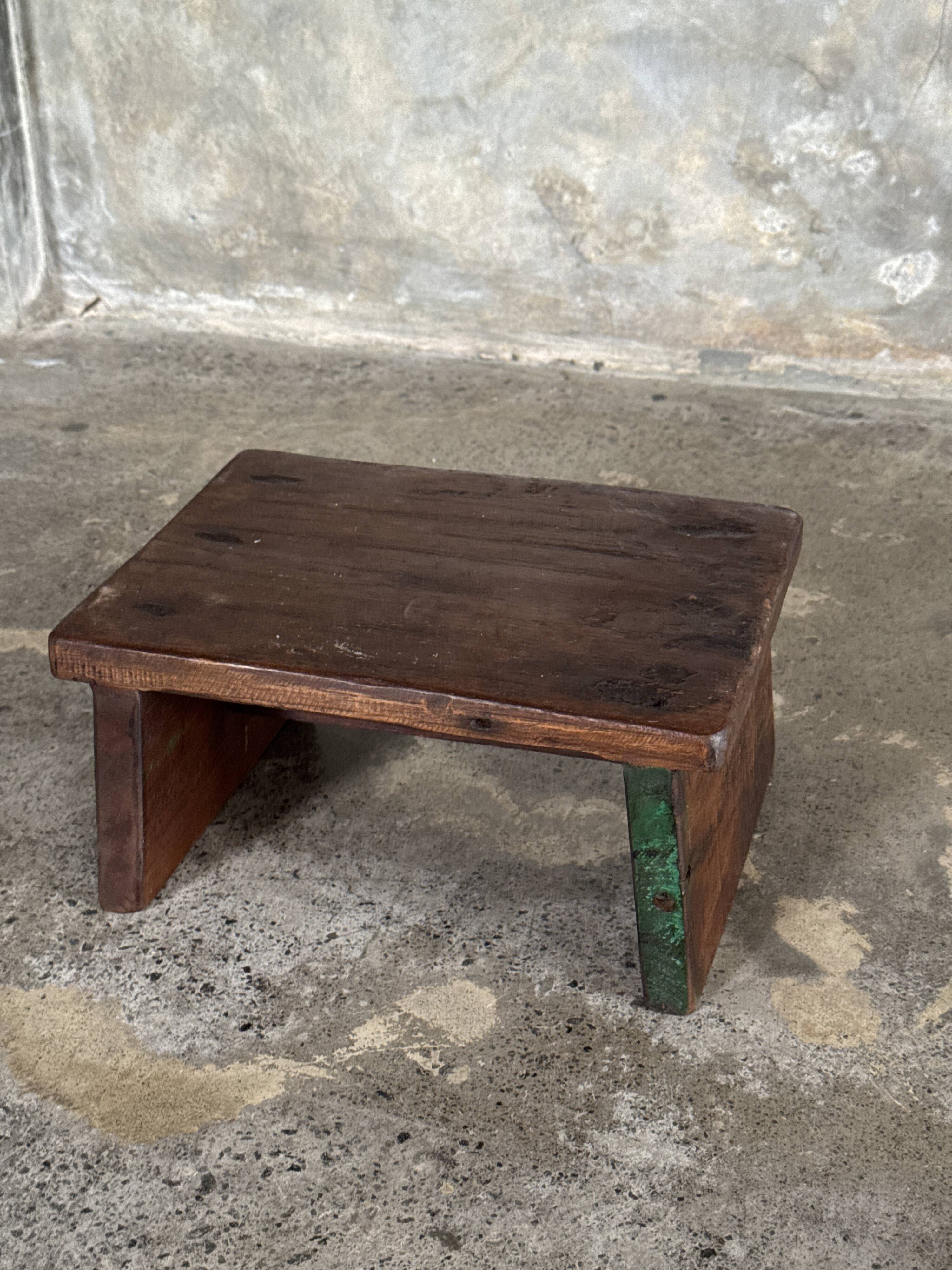 Small auxiliary stool in upcycled teak with traces of green chrome on the leg.