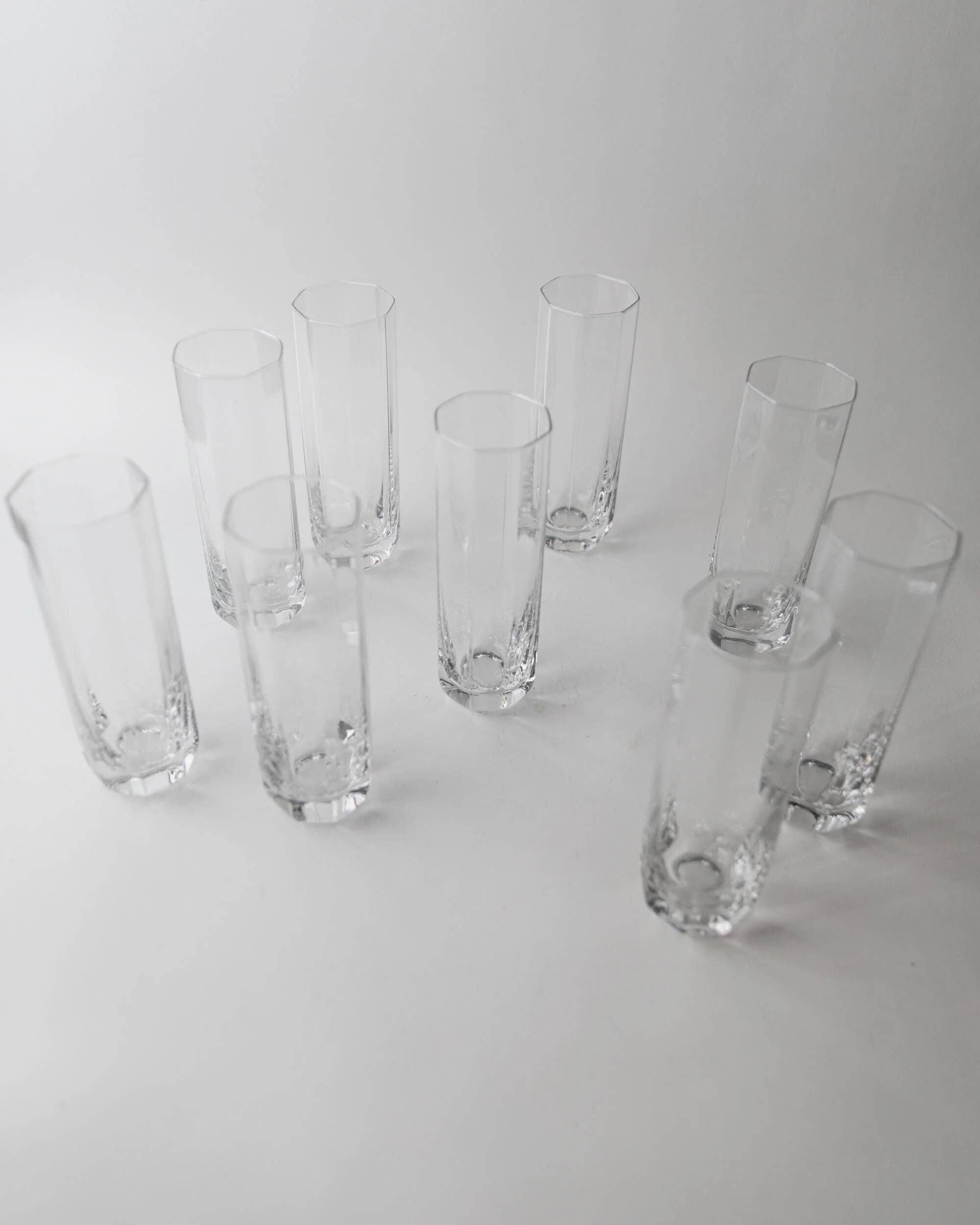 Vintage set of 9 Murano glasses from the 1980s, octagonal shape in art glass, classic Italian tableware.