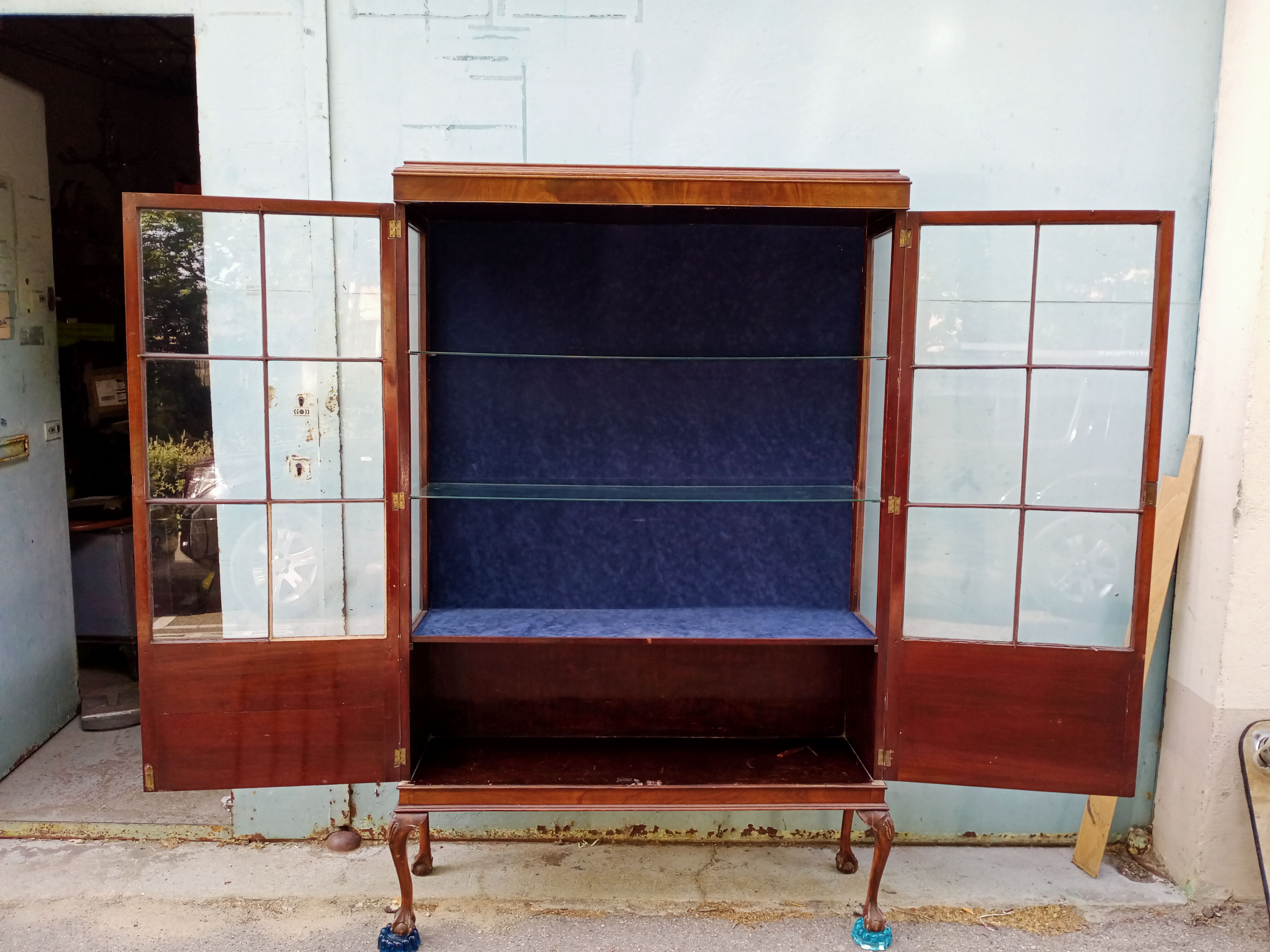 Showcase english mahogany