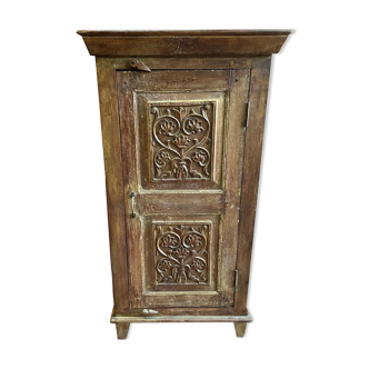 Bonnetière avec une porte en Teck finement sculptée à la main
