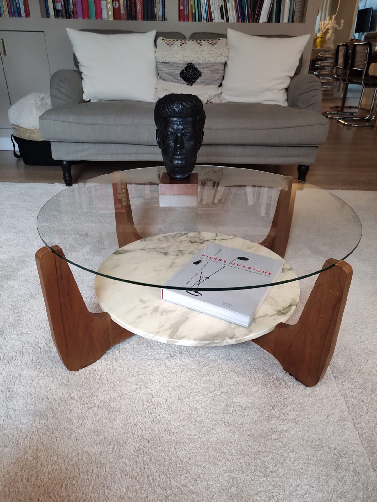 Table basse bois marbre et verre par Hugues Poignant