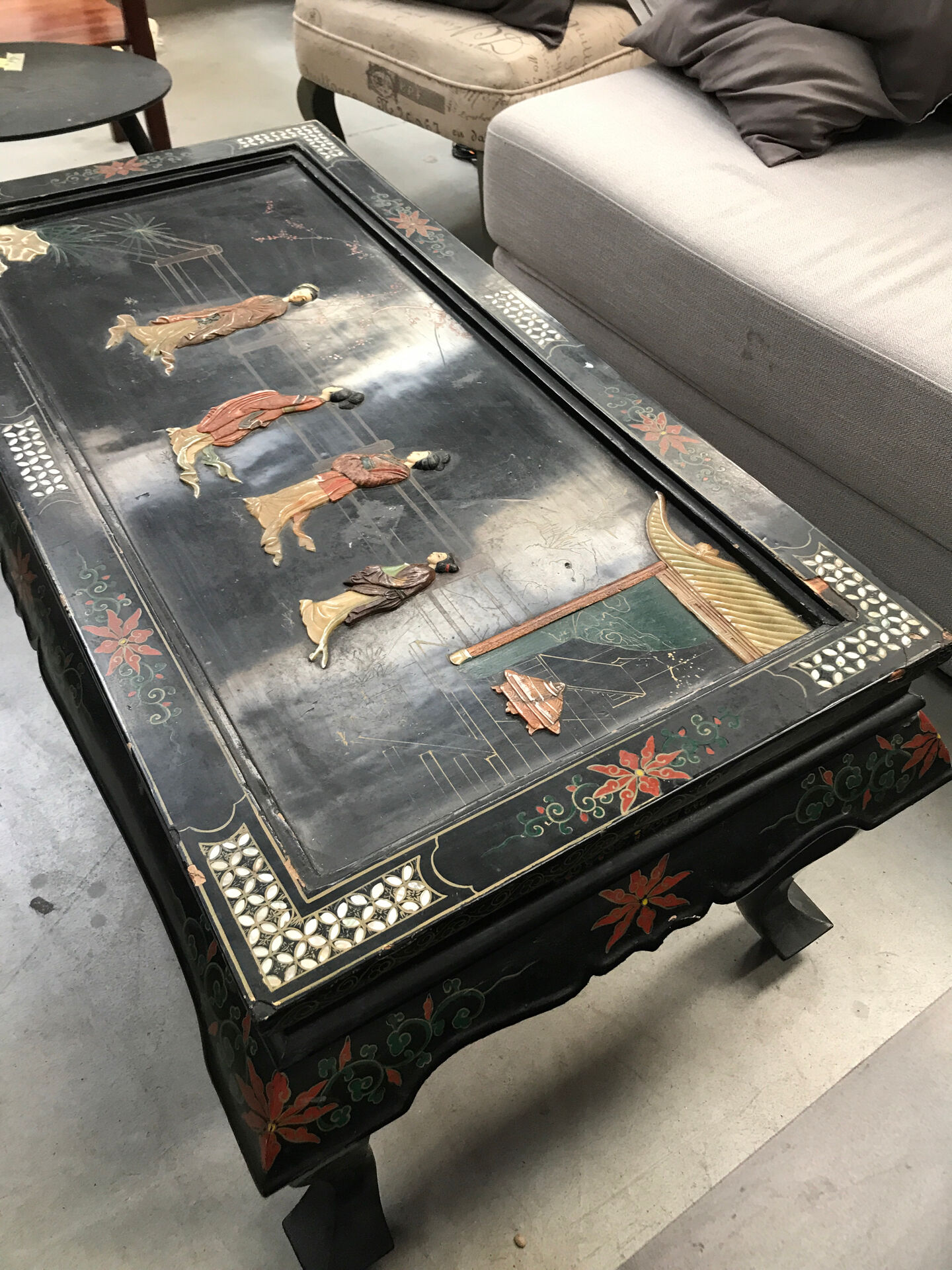 Table basse Chinoise avec sculpture et nacre