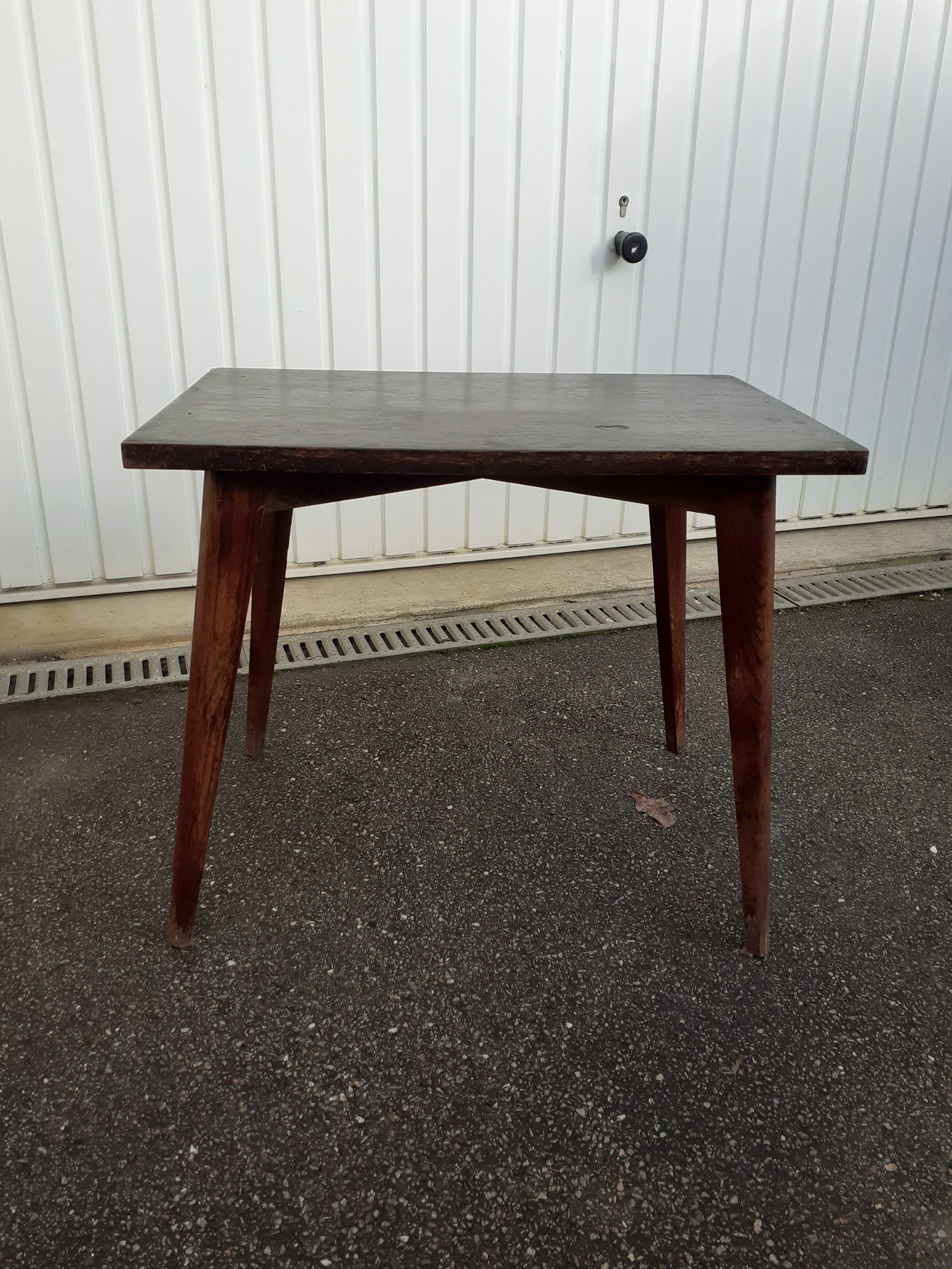 Tapered legs coffee table