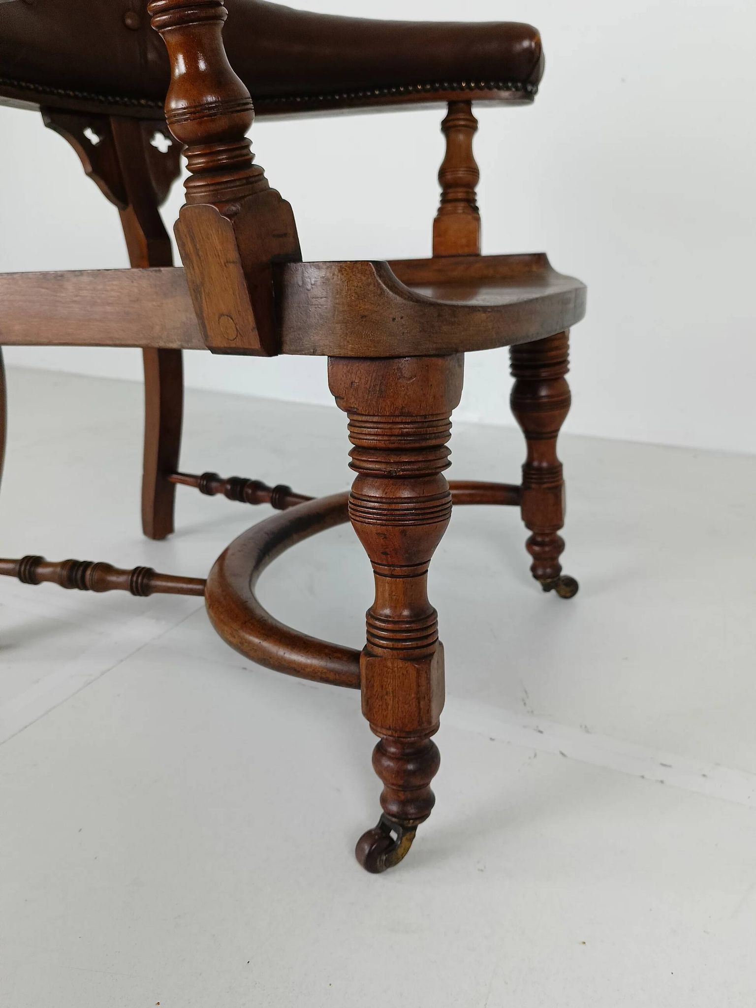 Chaise de bureau victorienne en acajou et cuir