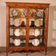 Vitrine en acajou et ronce de noyer avec éclairage, XIXème siècle