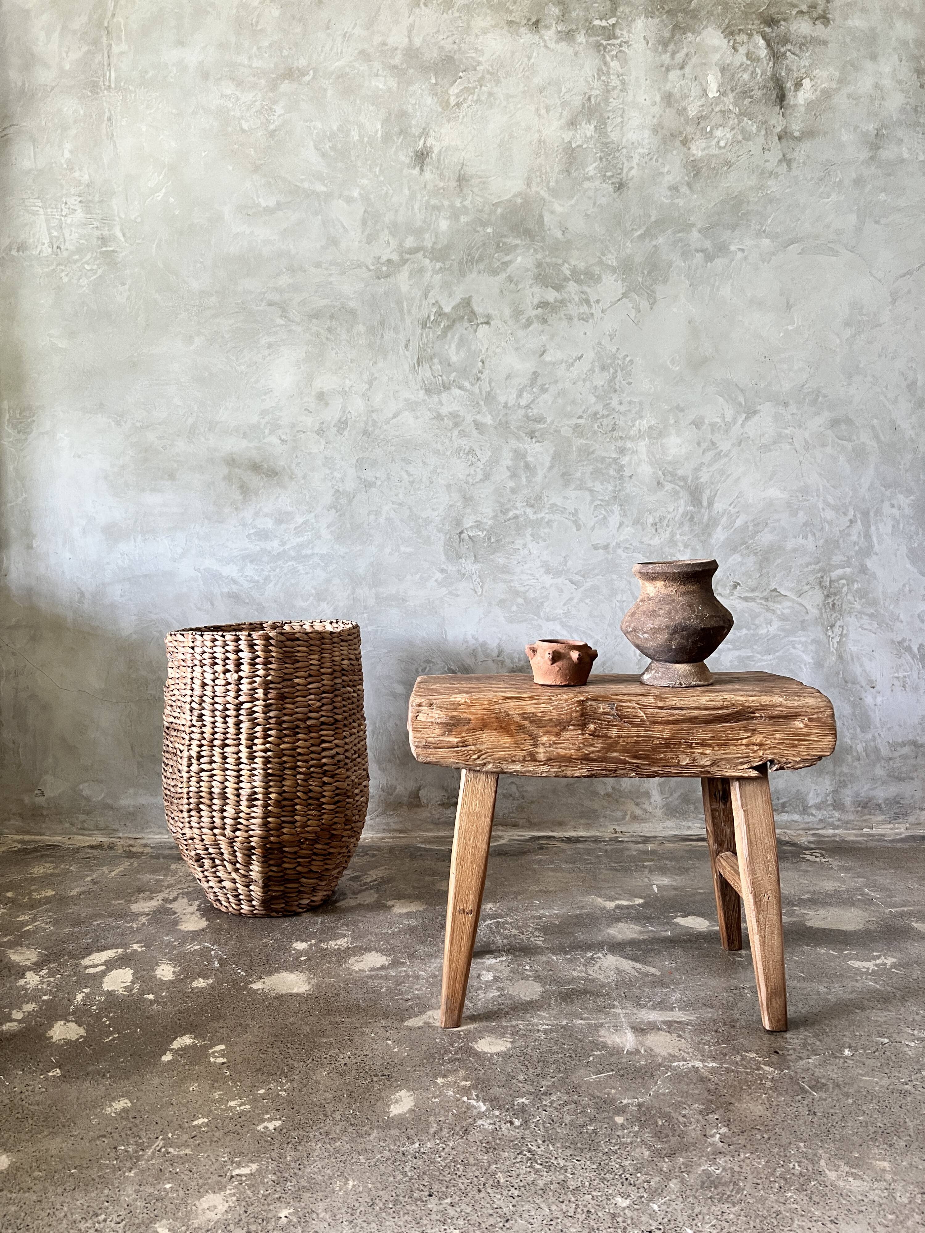 Small organic bench in blond Asian teak quadripod - Tujuh