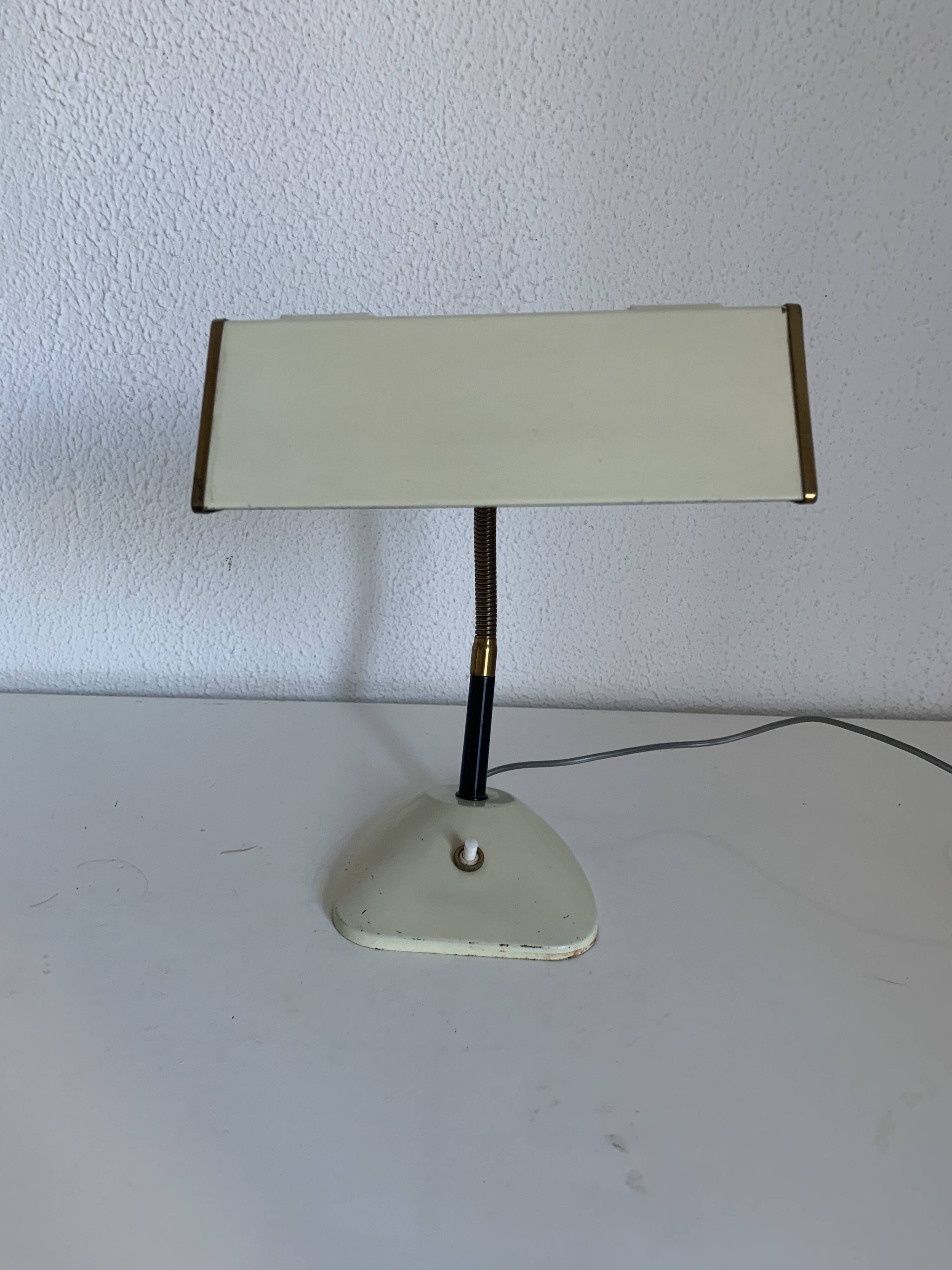 Lampe de bureau en métal laqué écru et doré, 1950