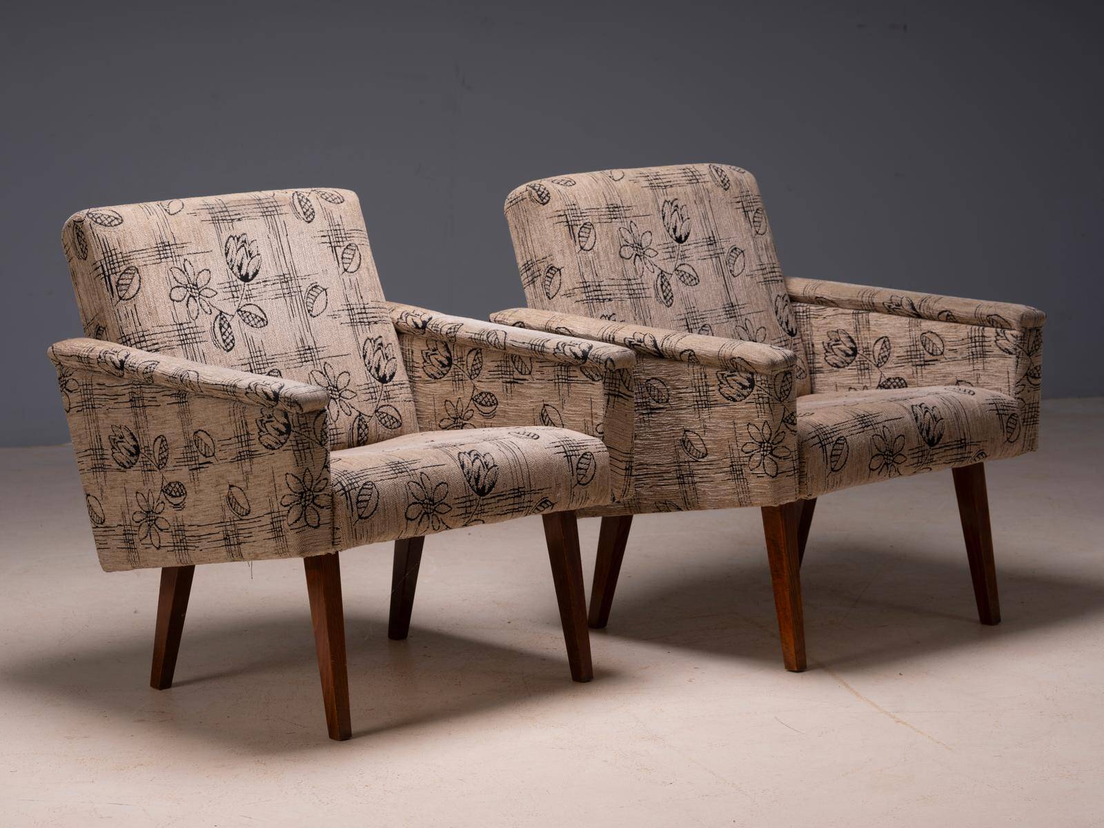 Pair of mid-century upholstered armchairs with floral fabric, Czechoslovakia, 65 × 75 × 85 cm
