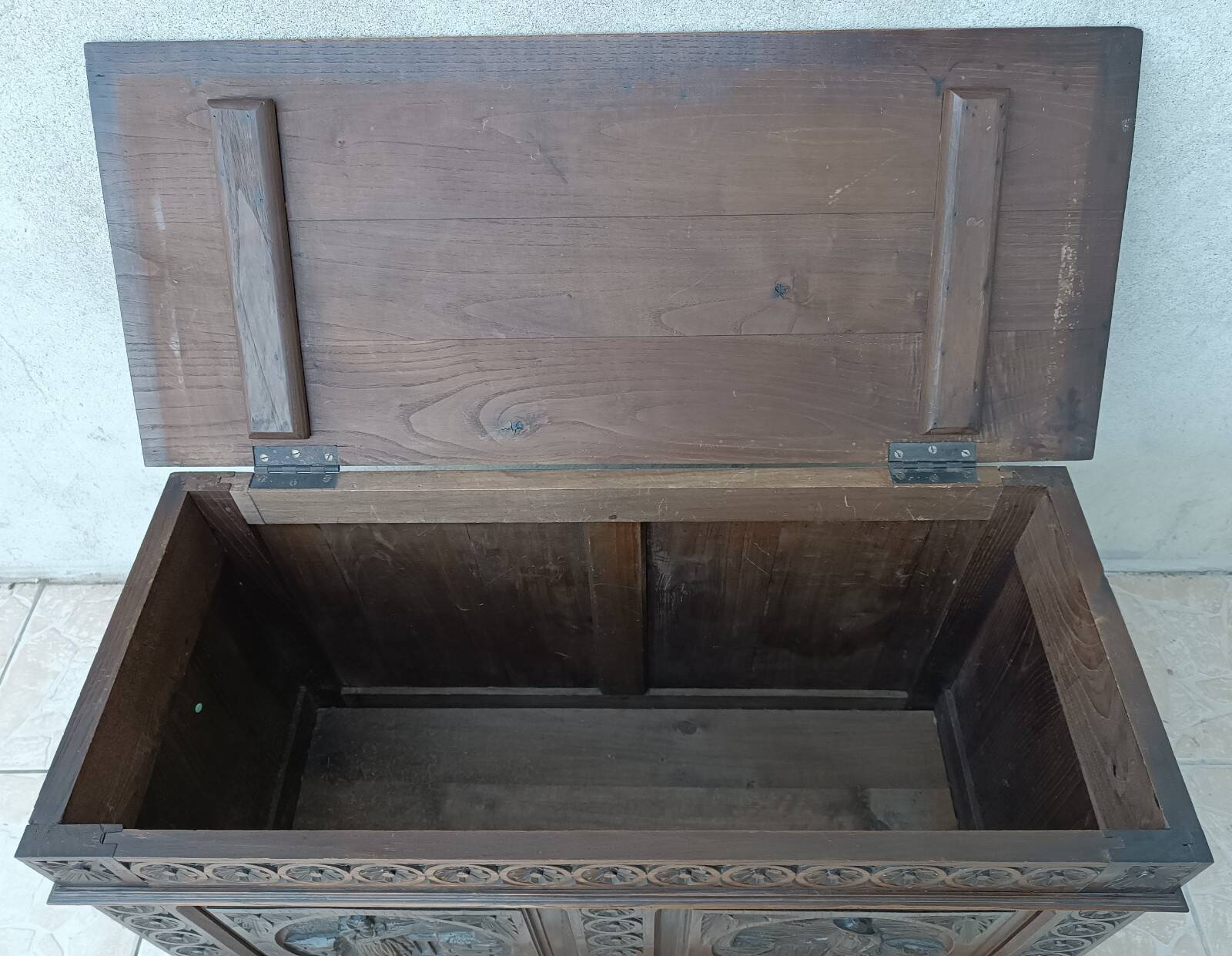 Breton chest in carved wood
