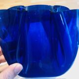 Vase bleu modèle "mouchoir" vintage