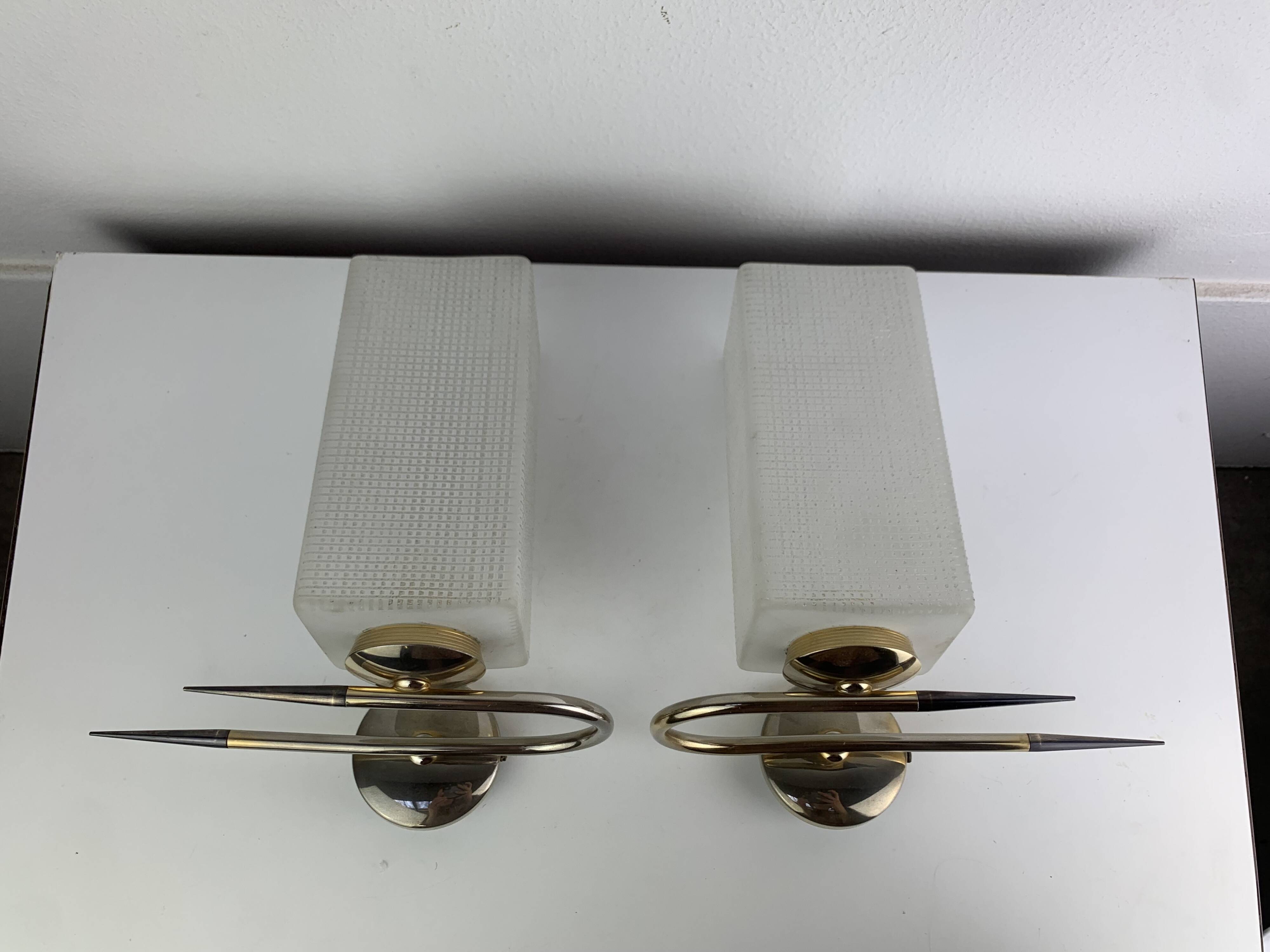 Pair of 1950s wall lights in brass and opaline tulips, Lunel Arlus