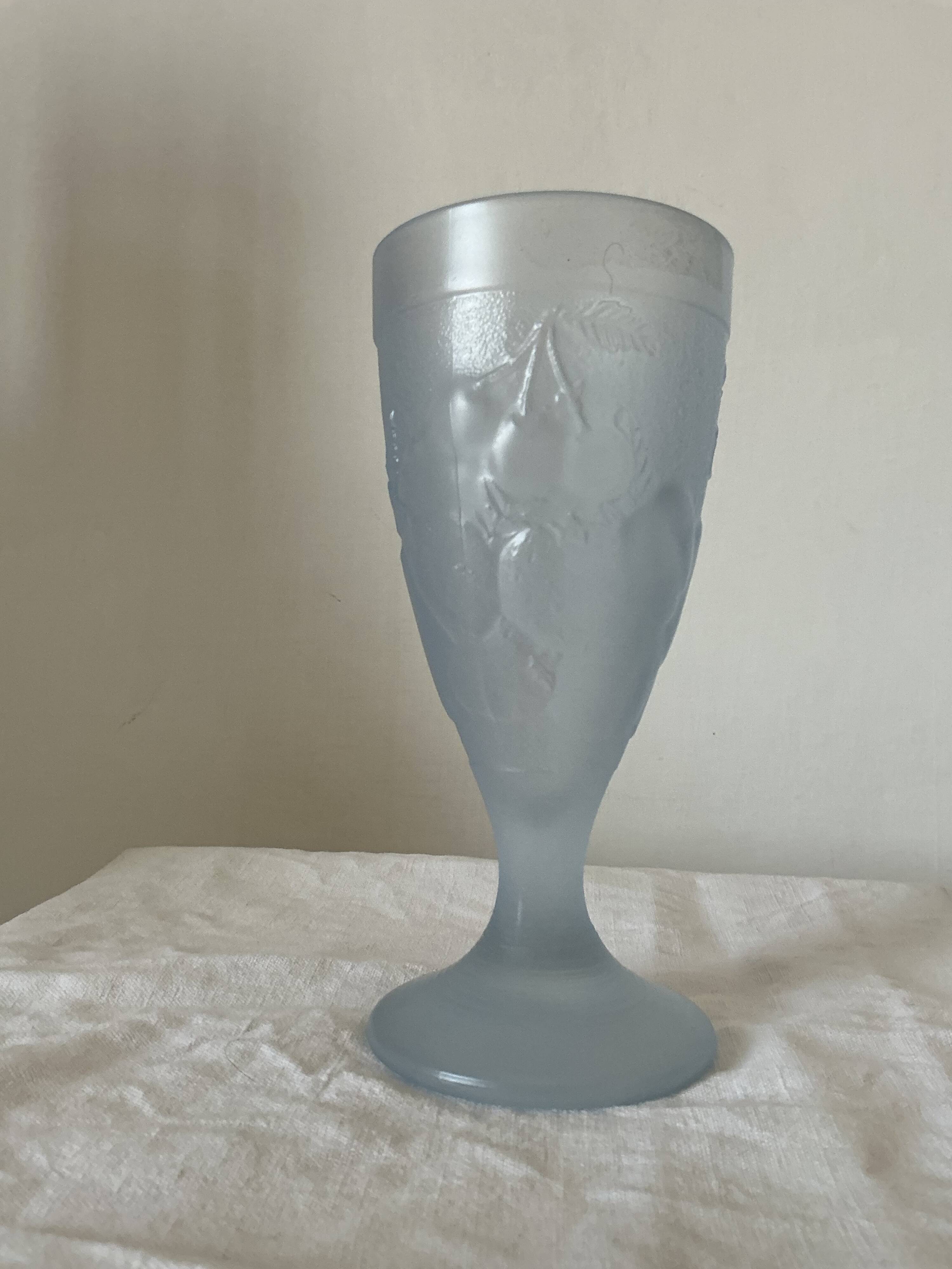 Verre moulé , couleur bleu opaline