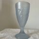 Verre moulé , couleur bleu opaline