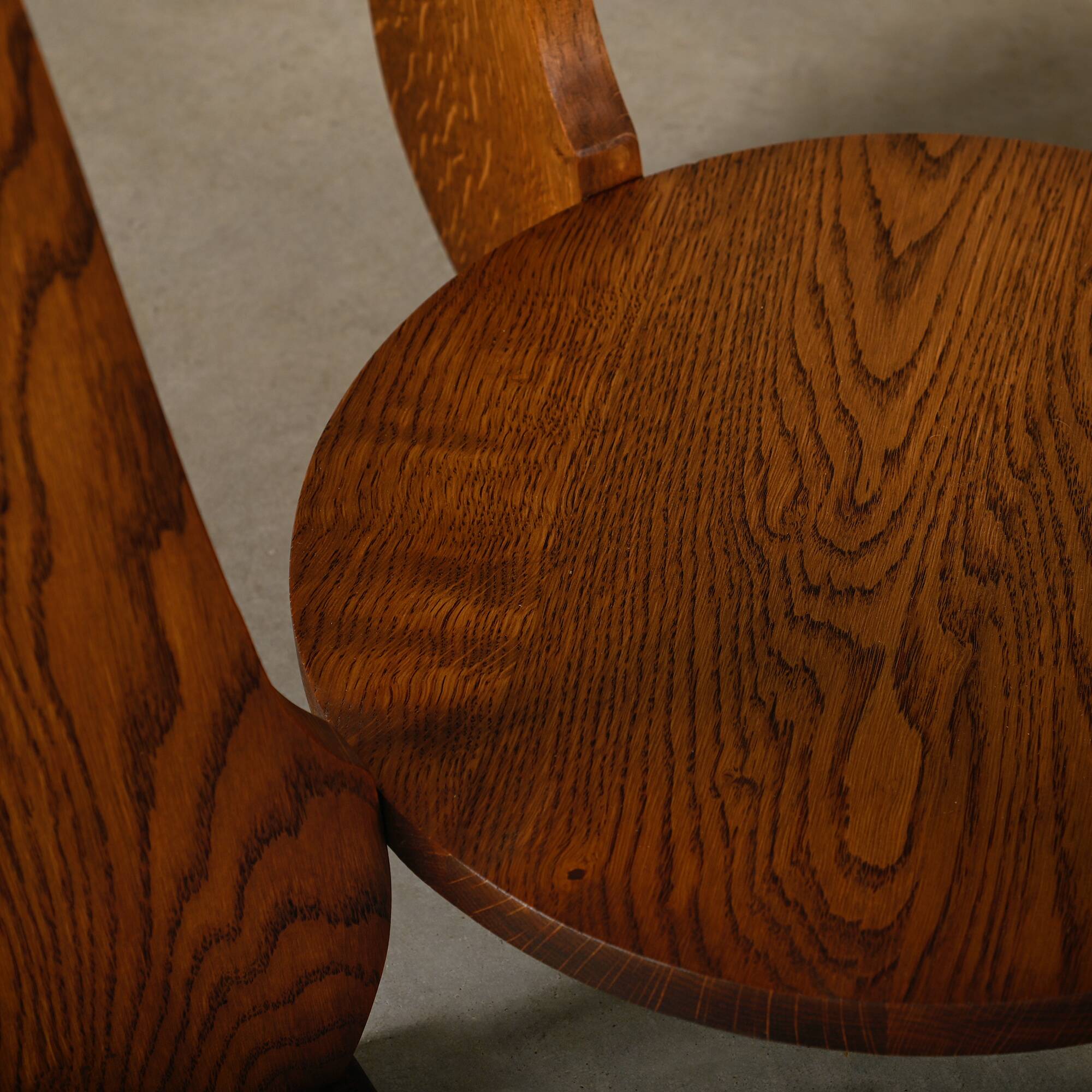 Table d'appoint Art Déco et Arts & Crafts néerlandaise en chêne massif, années 1930.