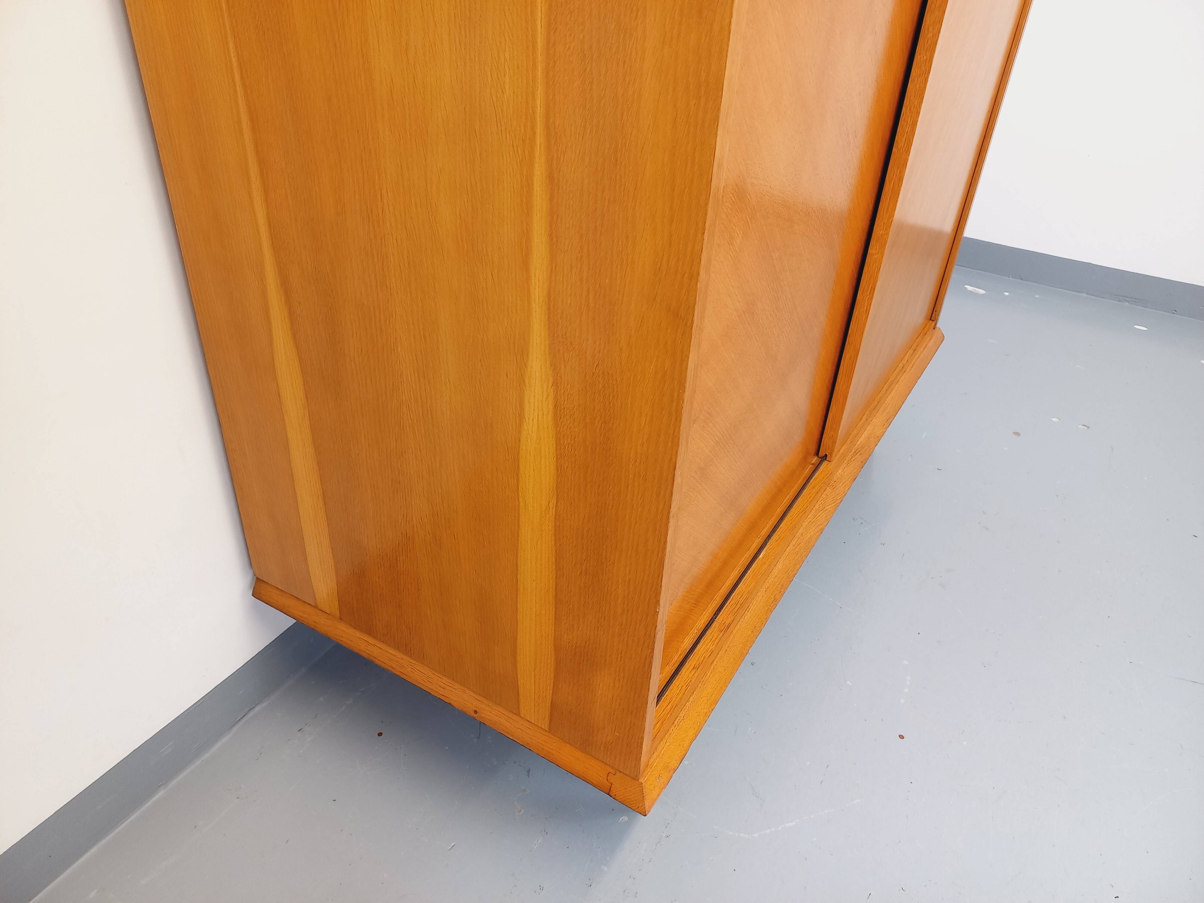 Armoire vintage en bois de chêne des années 60