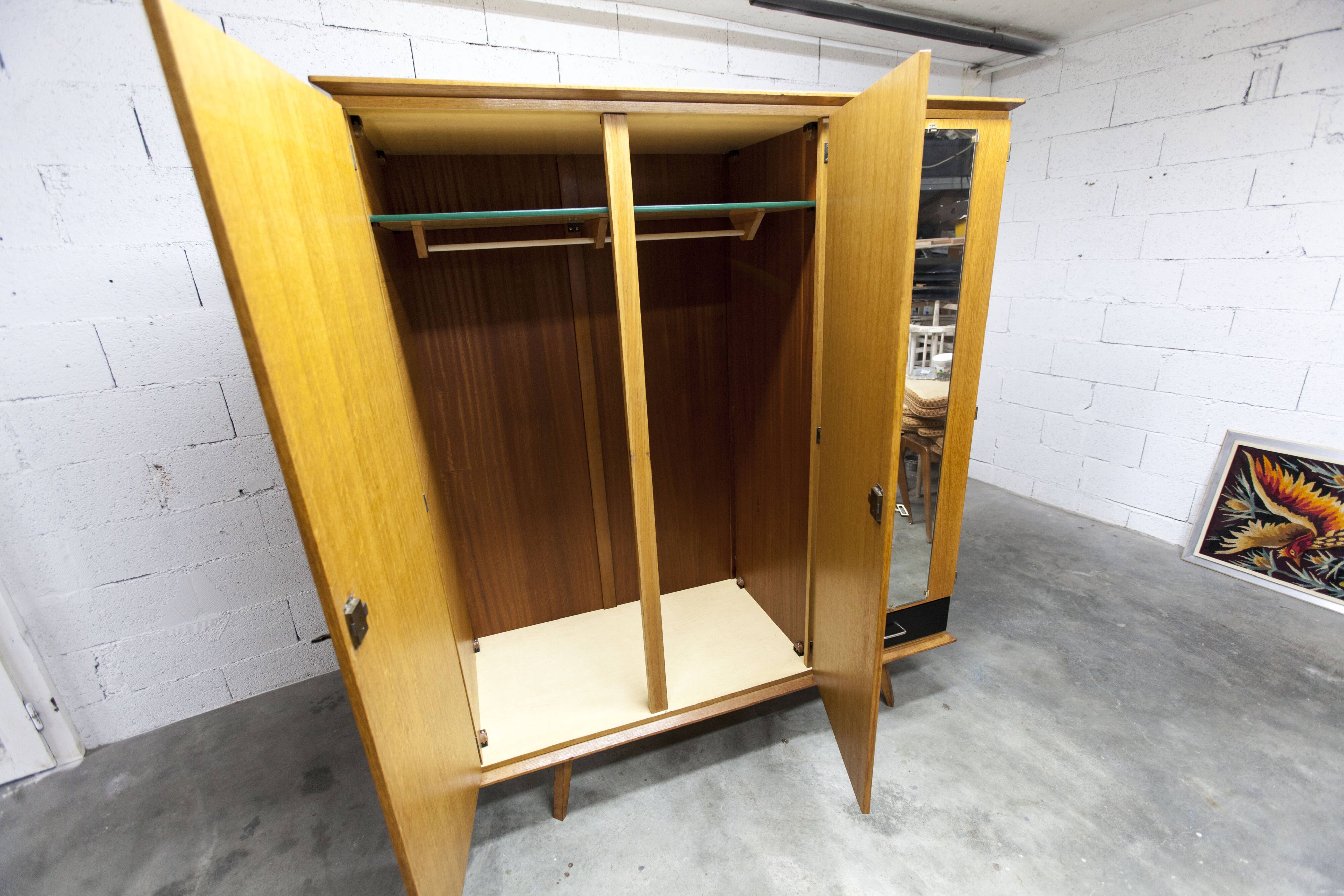 Armoire Française pieds compas 3 portes 1 miroir 27*130 et 1 t