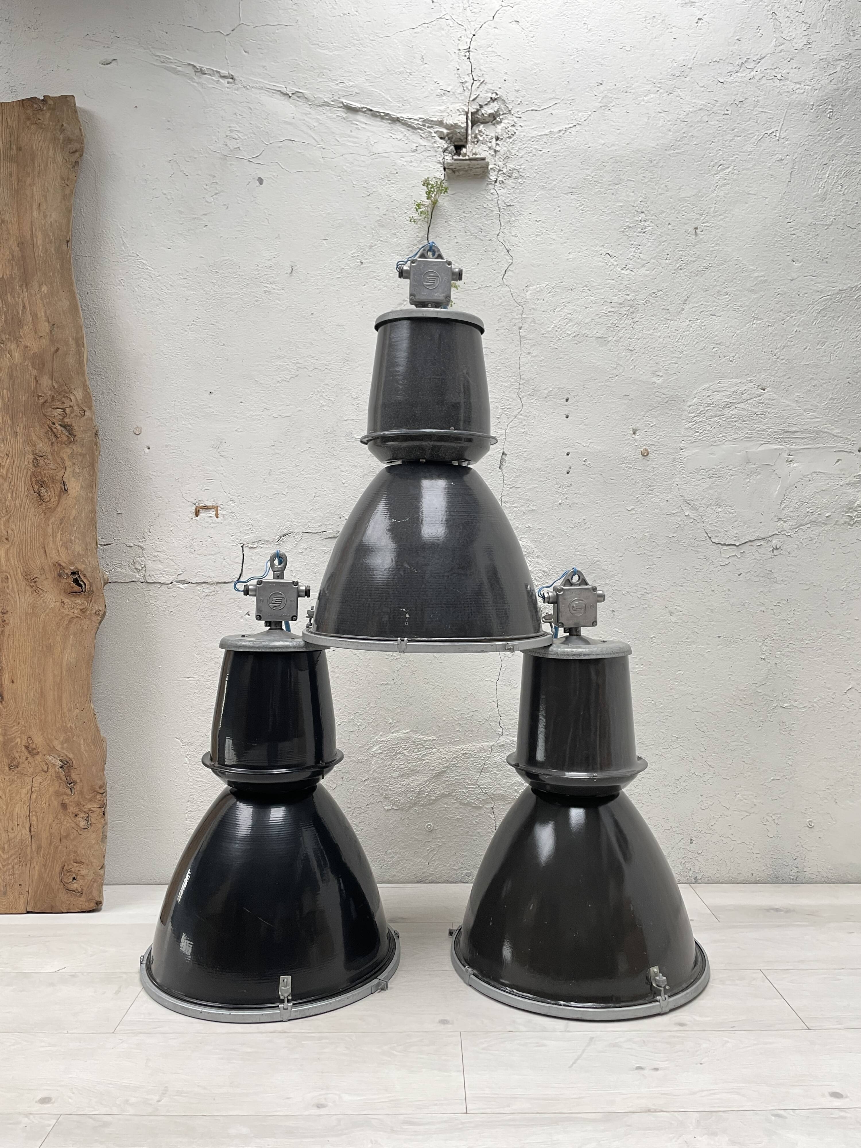 Suite de trois lampes industrielles.