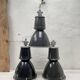 Suite de trois lampes industrielles.