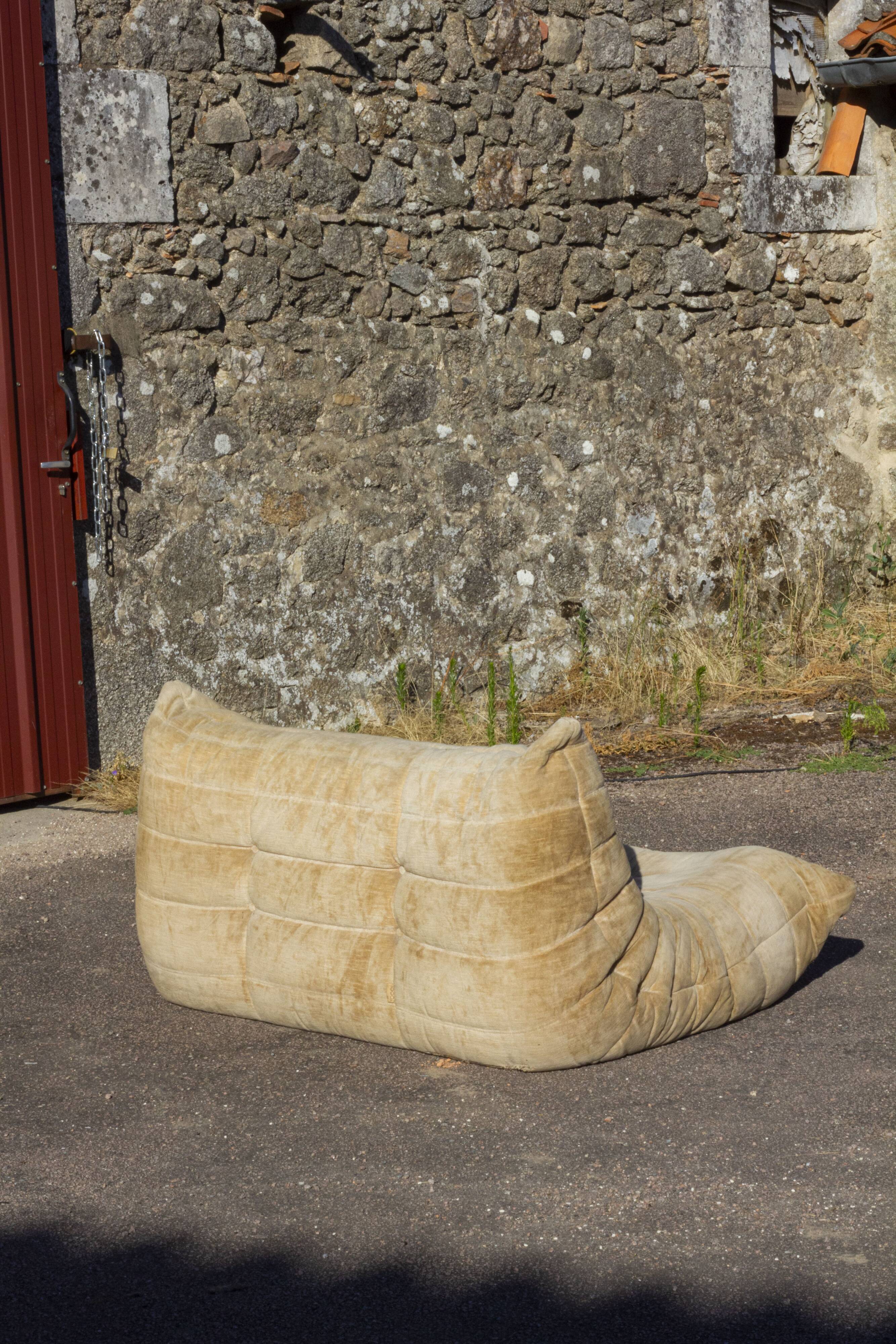 Canapé Togo 4 places en velours beige par Michel Ducaroy, Ligne Roset, 1973