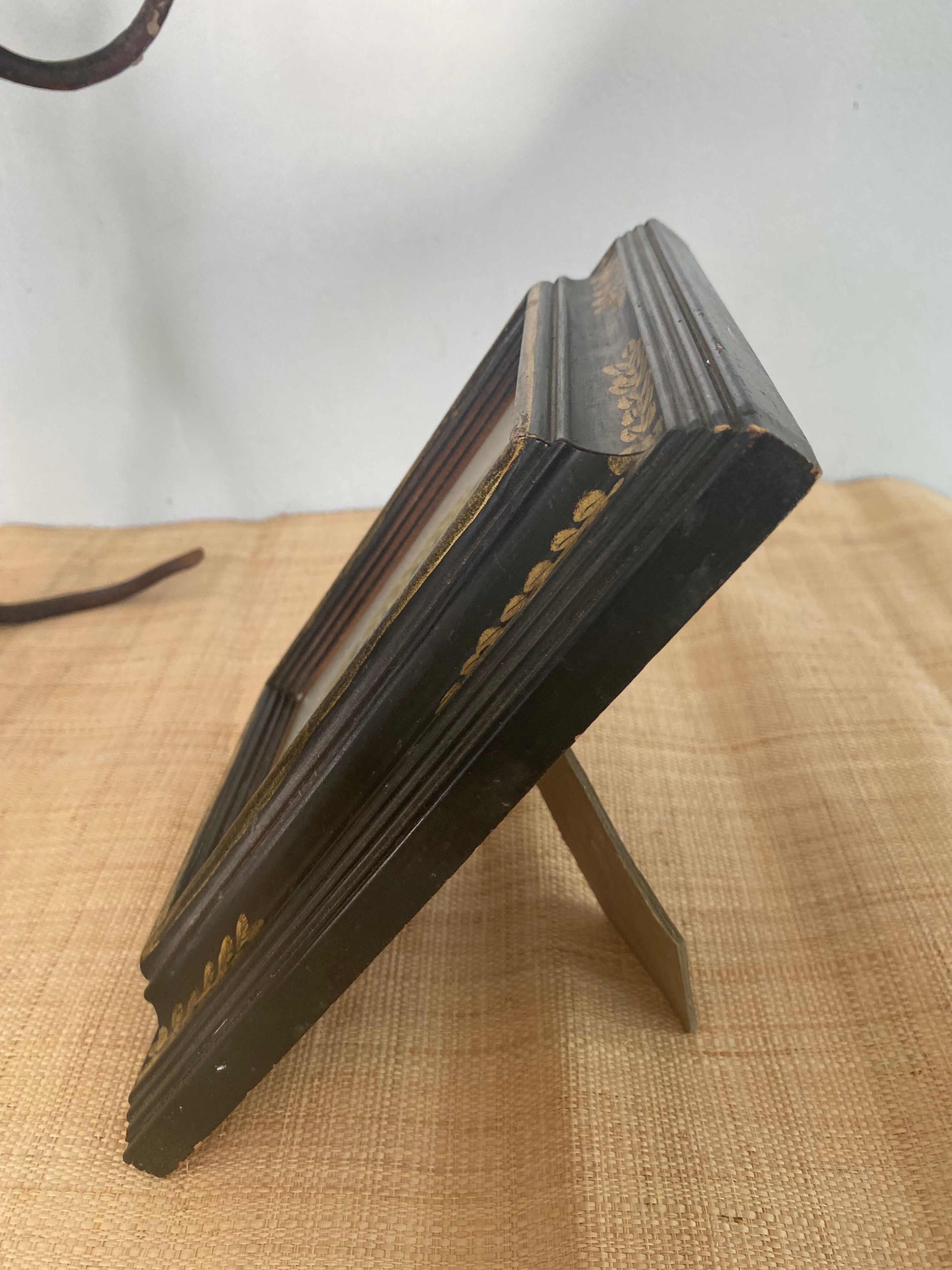 Painted wood glazed frame, to pose