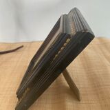 Painted wood glazed frame, to pose