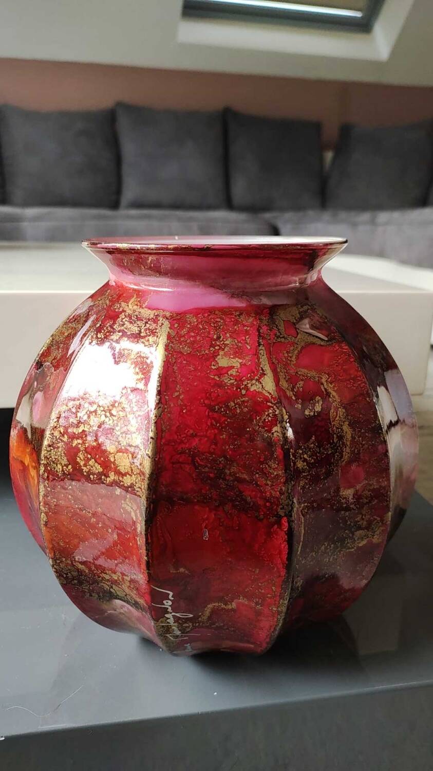 Gadrooned ball vase, in lacquered Art glass. Decor: pink tones of smoke, gold powder inclusions. Signed Sylvie Montagnon. Size 20 x 20 cm
