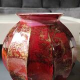 Gadrooned ball vase, in lacquered Art glass. Decor: pink tones of smoke, gold powder inclusions. Signed Sylvie Montagnon. Size 20 x 20 cm