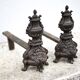 Chenets de cheminée vintage, paire de chenets fonte tête de Bacchus, accessoires cheminée