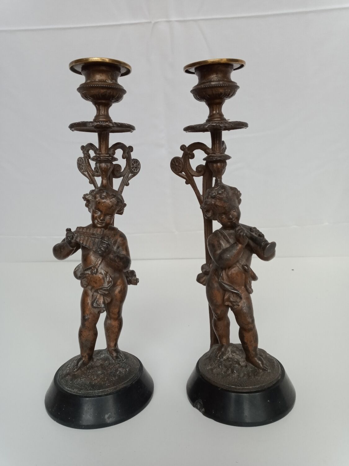 Bougeoirs putti musicians