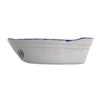 Boat-shaped dish