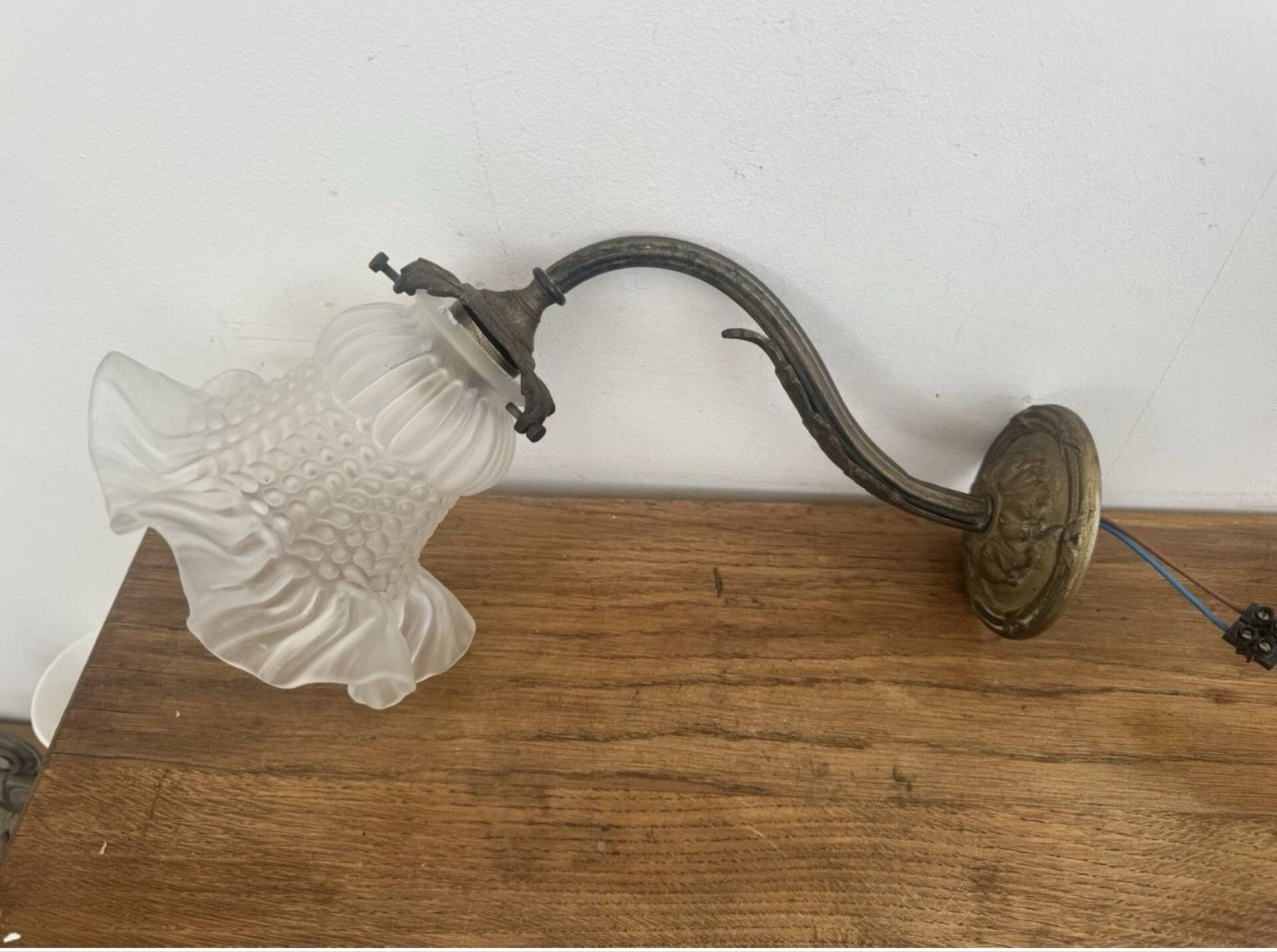 Antique bronze wall light in Louis XVI style - tulip-shaped glass paste flower.