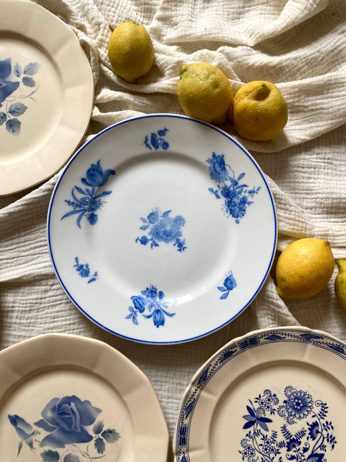 8 assiettes anciennes dépareillées en faïence