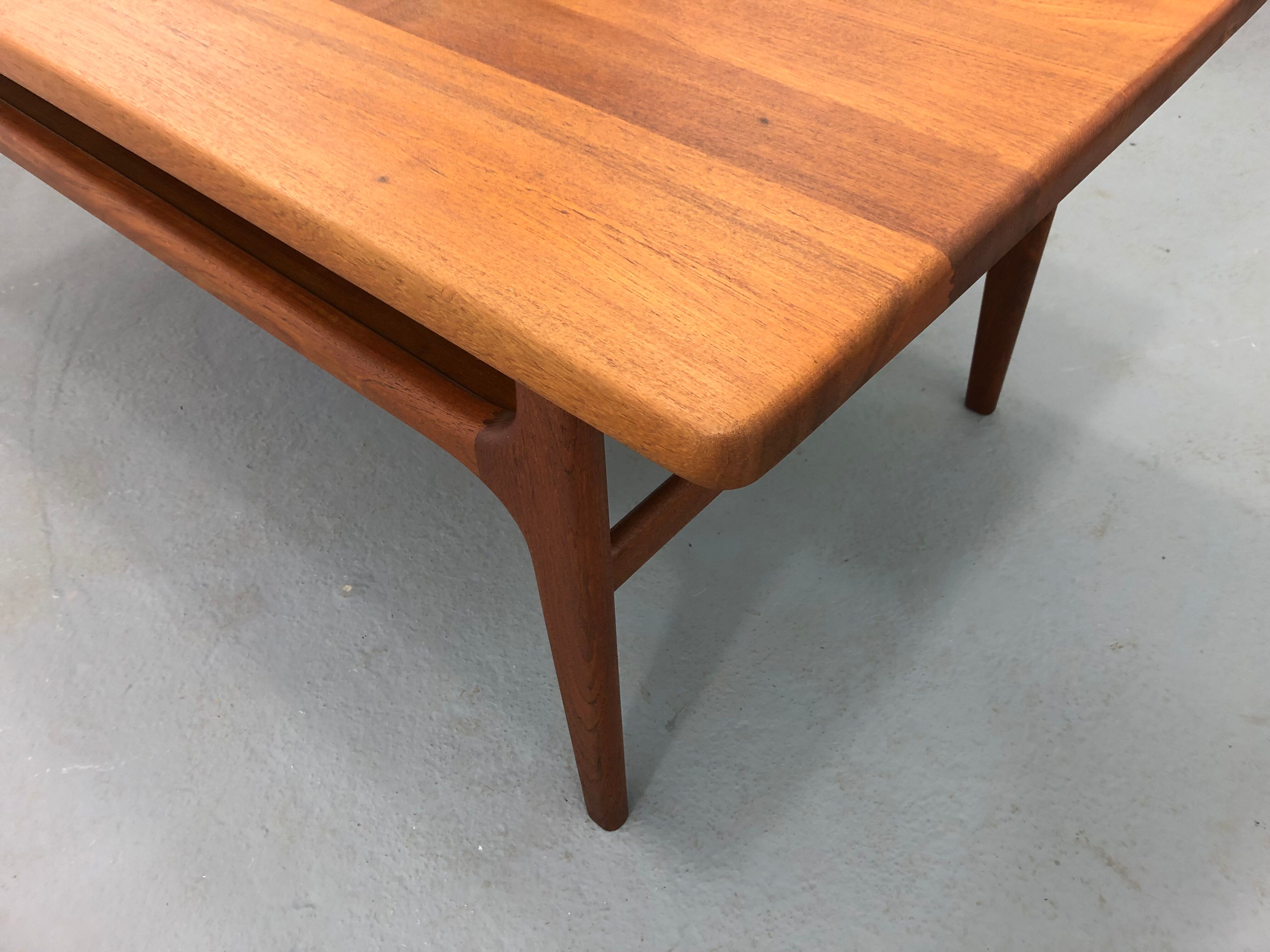 Table basse danoise du milieu du siècle avec rangement de A / S Niels Bach, 1960s