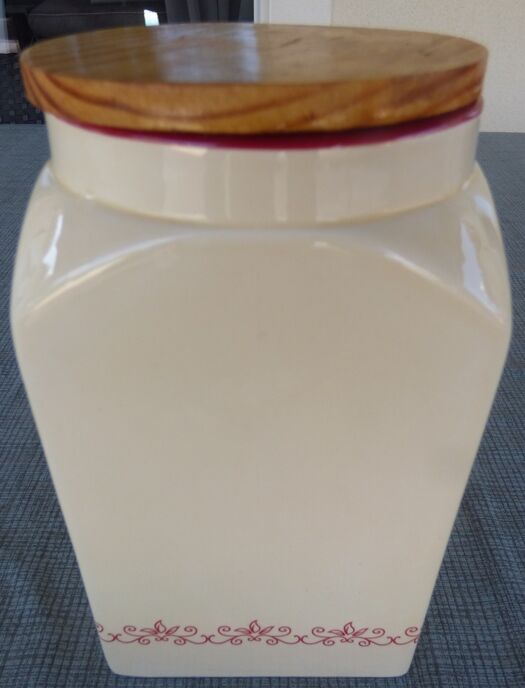 Large jar and its faience lid and wooden lid