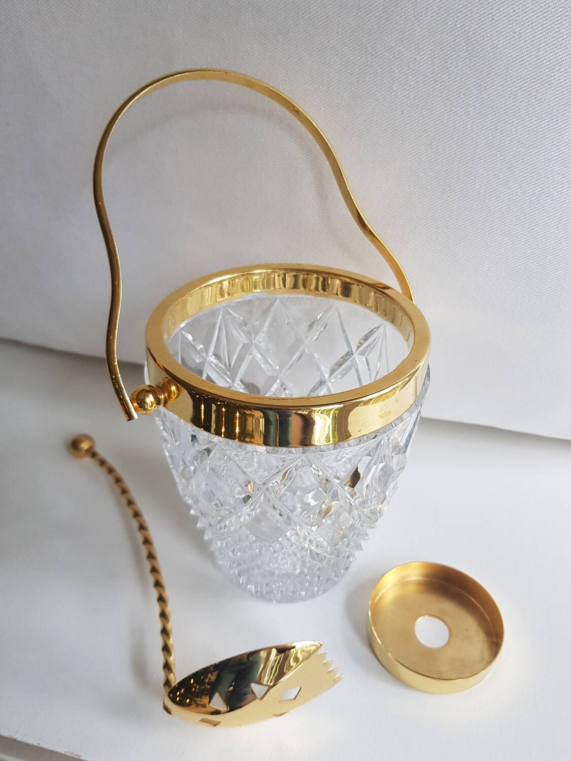Seau à glace en cristal taillé du milieu du siècle Val Saint Lambert avec détails dorés et cuillère