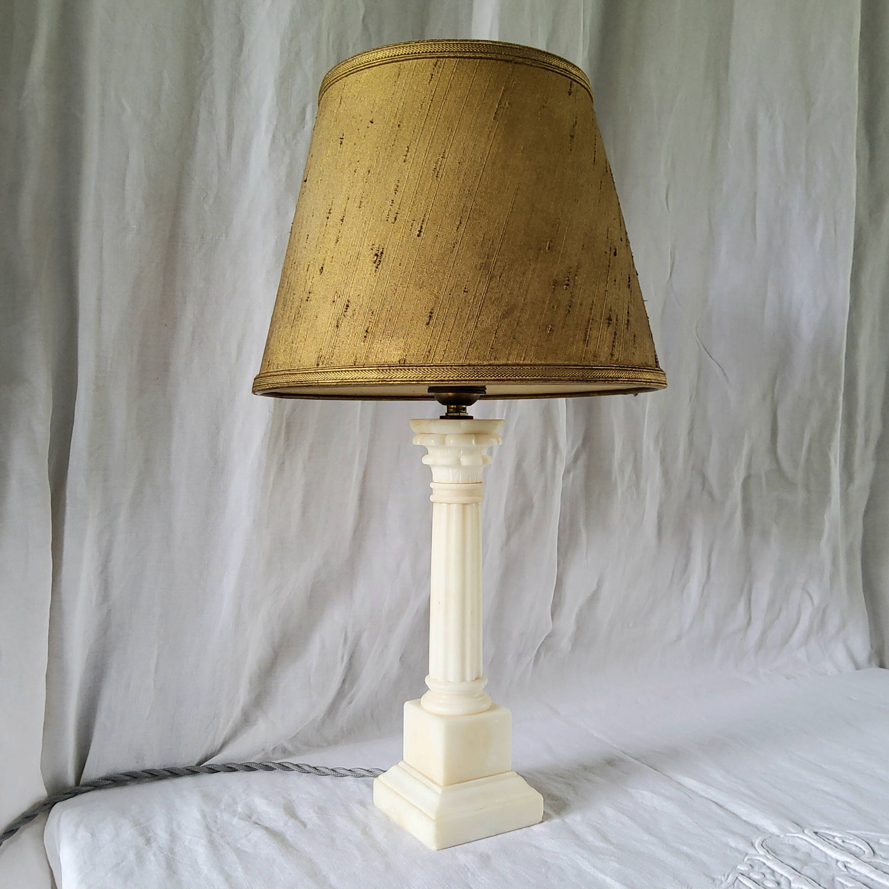 Lampe italienne en albâtre sculpté