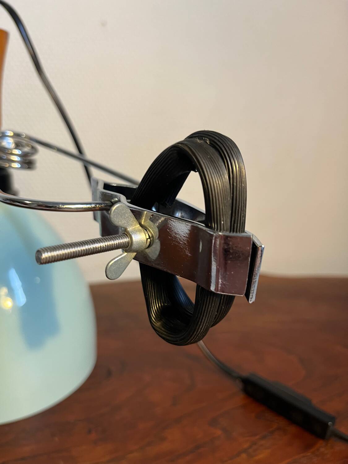 Lampe d’atelier orientable à pince