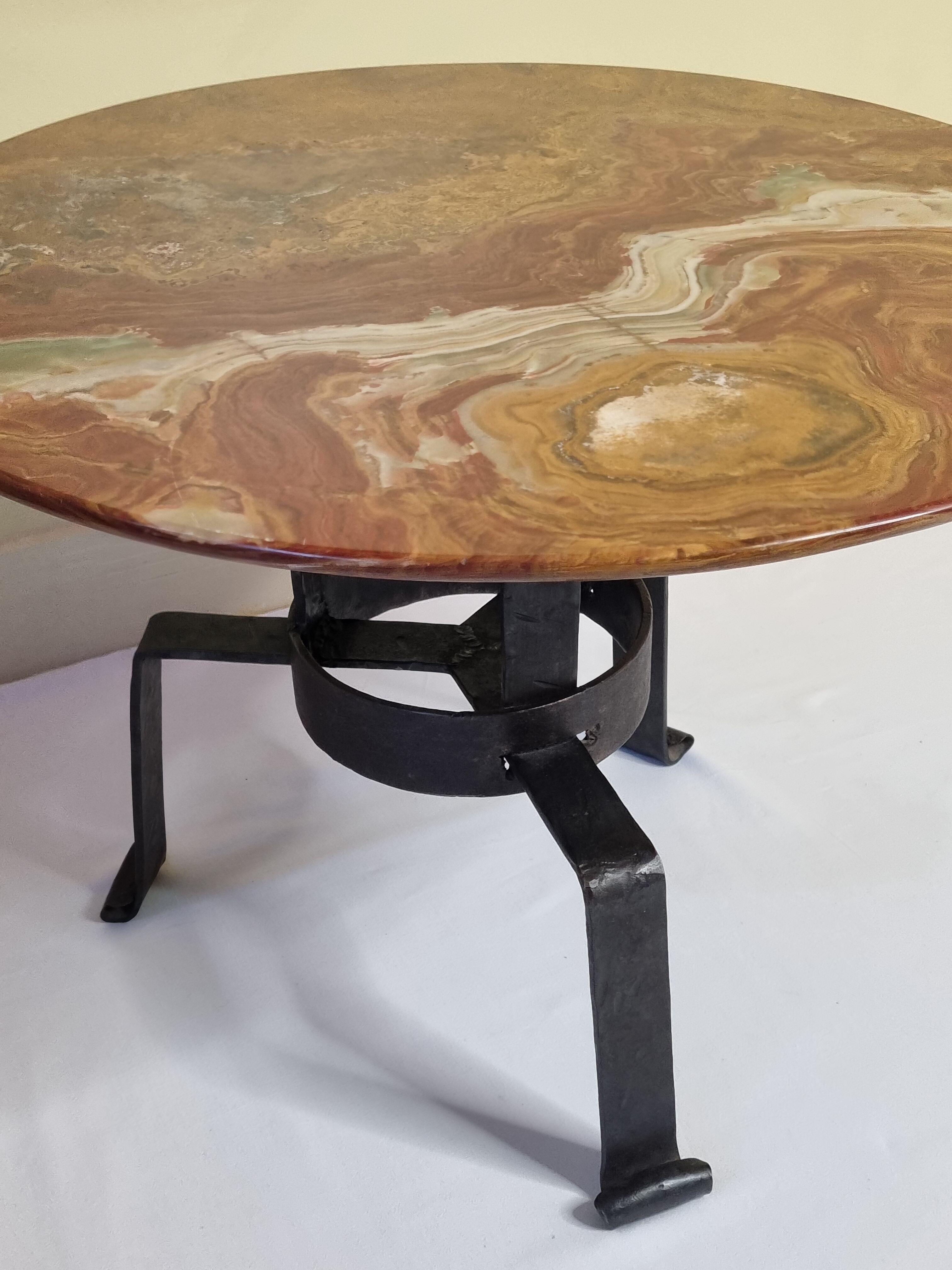 Table basse en marbre et fer forgé martelé, 61 cm