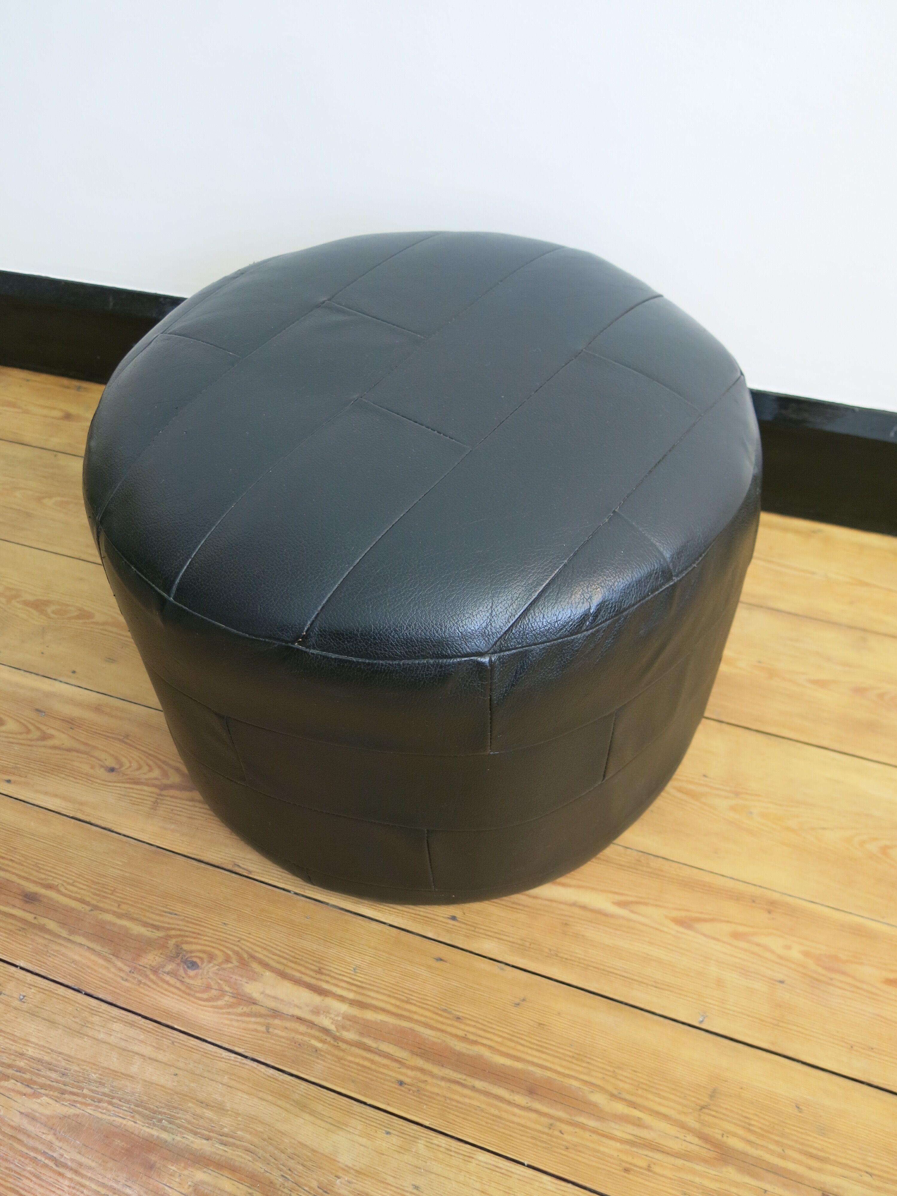 Retro pouf in black leather