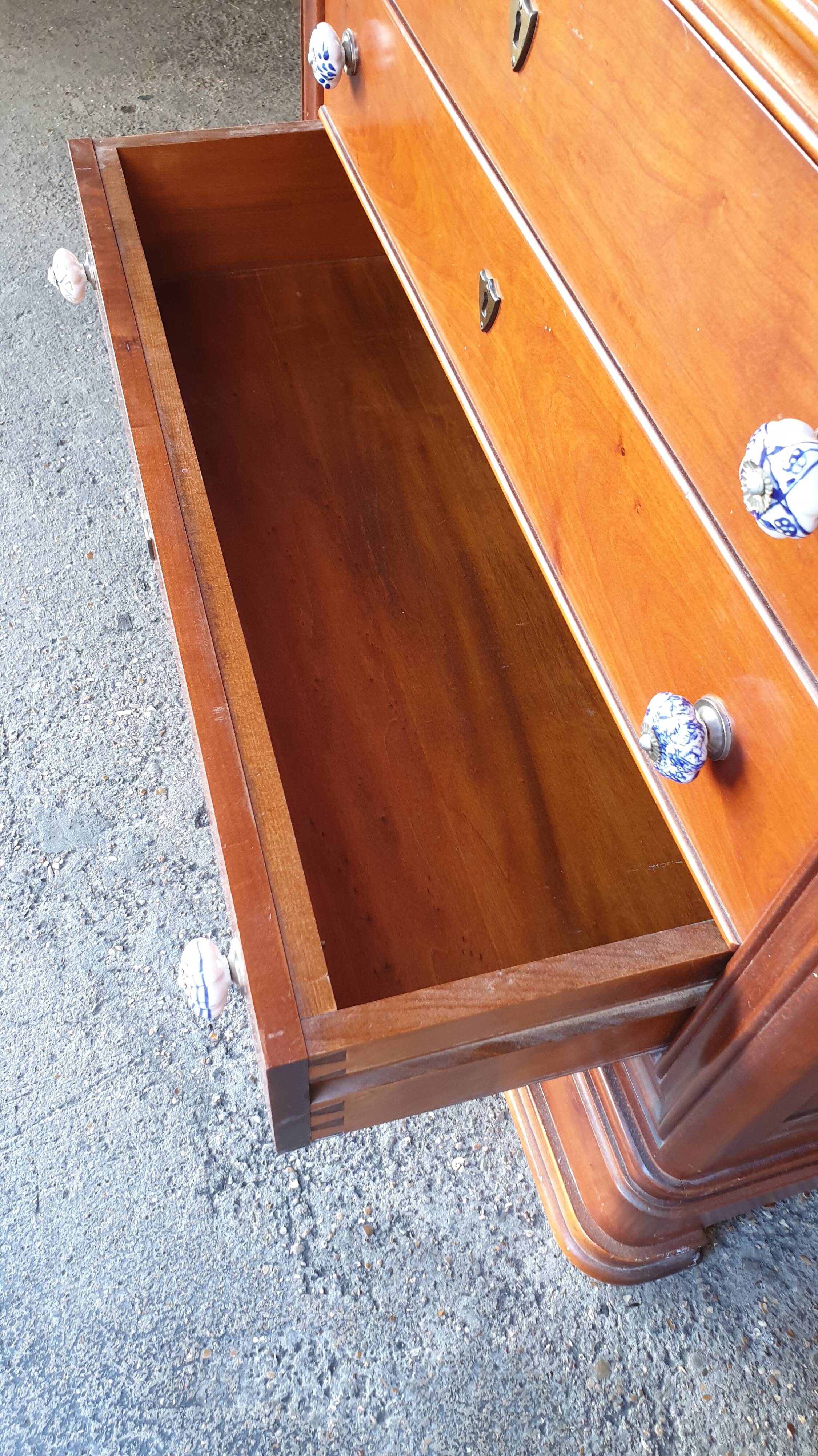 Commode louis Philippe à doucine 4 tiroirs merisier.