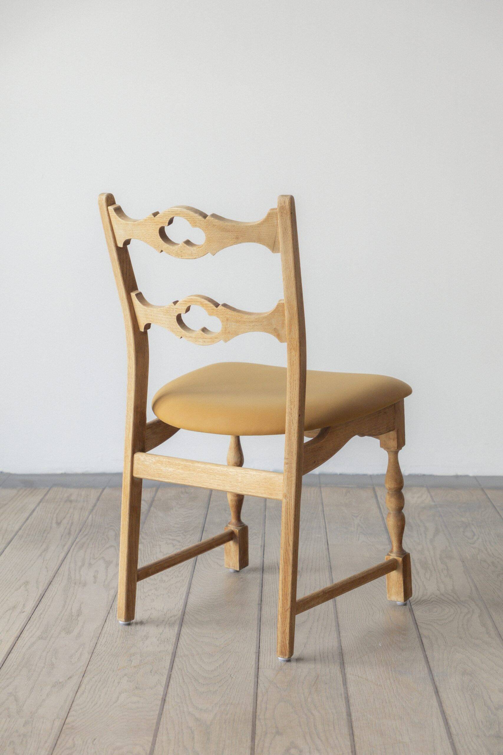 7 chaises de salle à manger Henning Kjærnulf