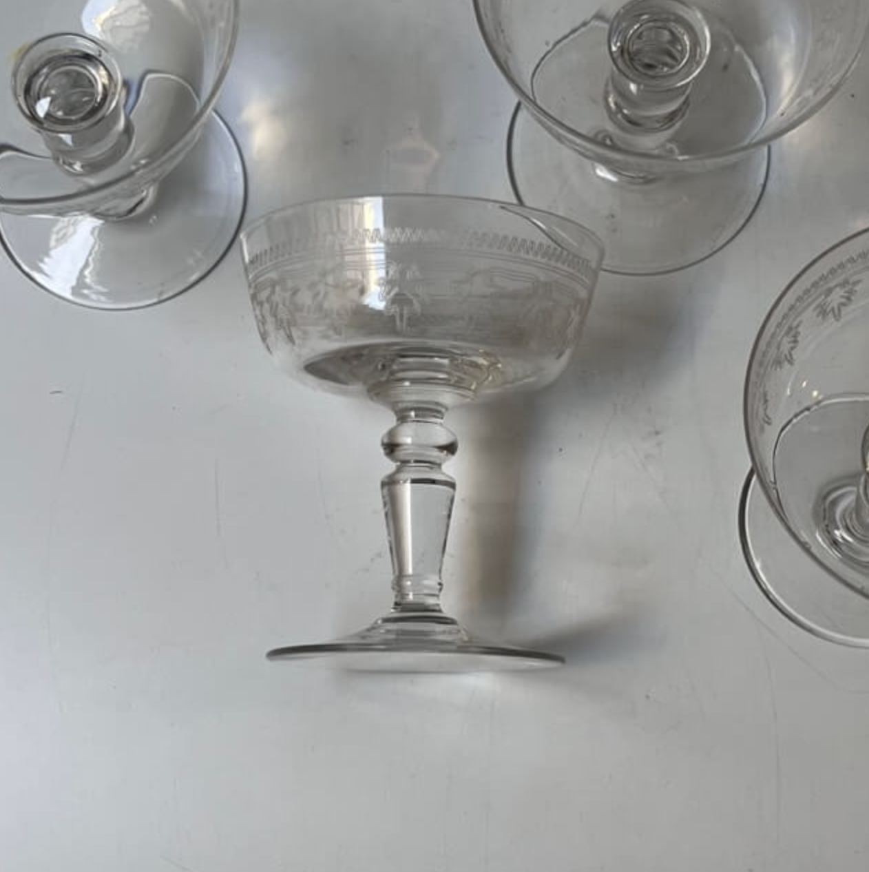Coupes à champagne en cristal à décor d’entrelacs