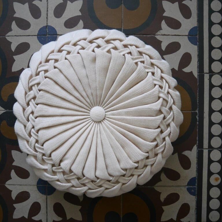Set of 2 pleated round cushions